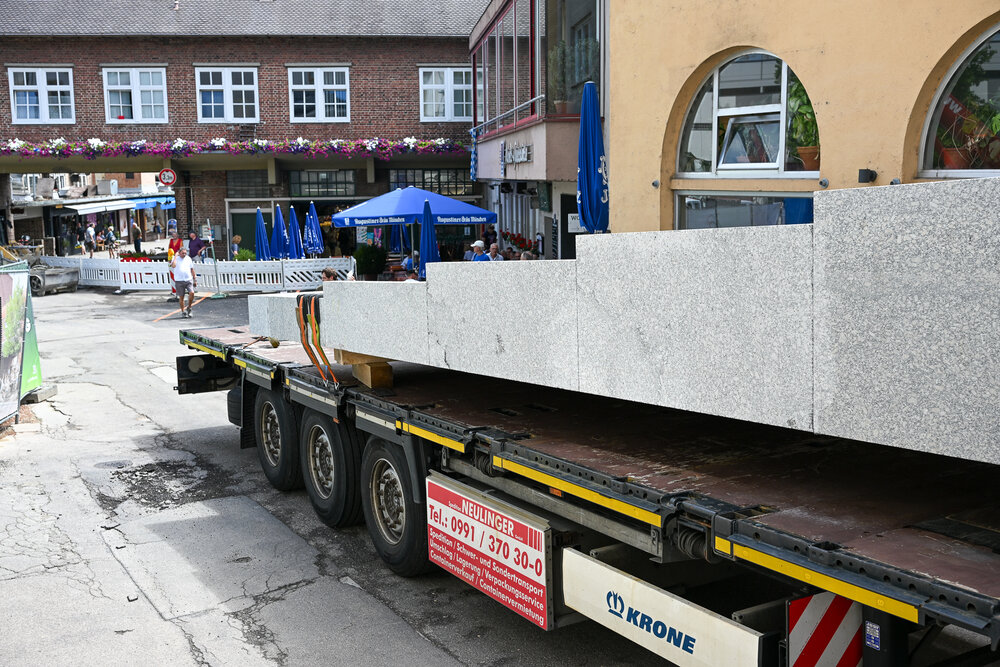 Die neue Brunnenplatte kommt mit dem LKW