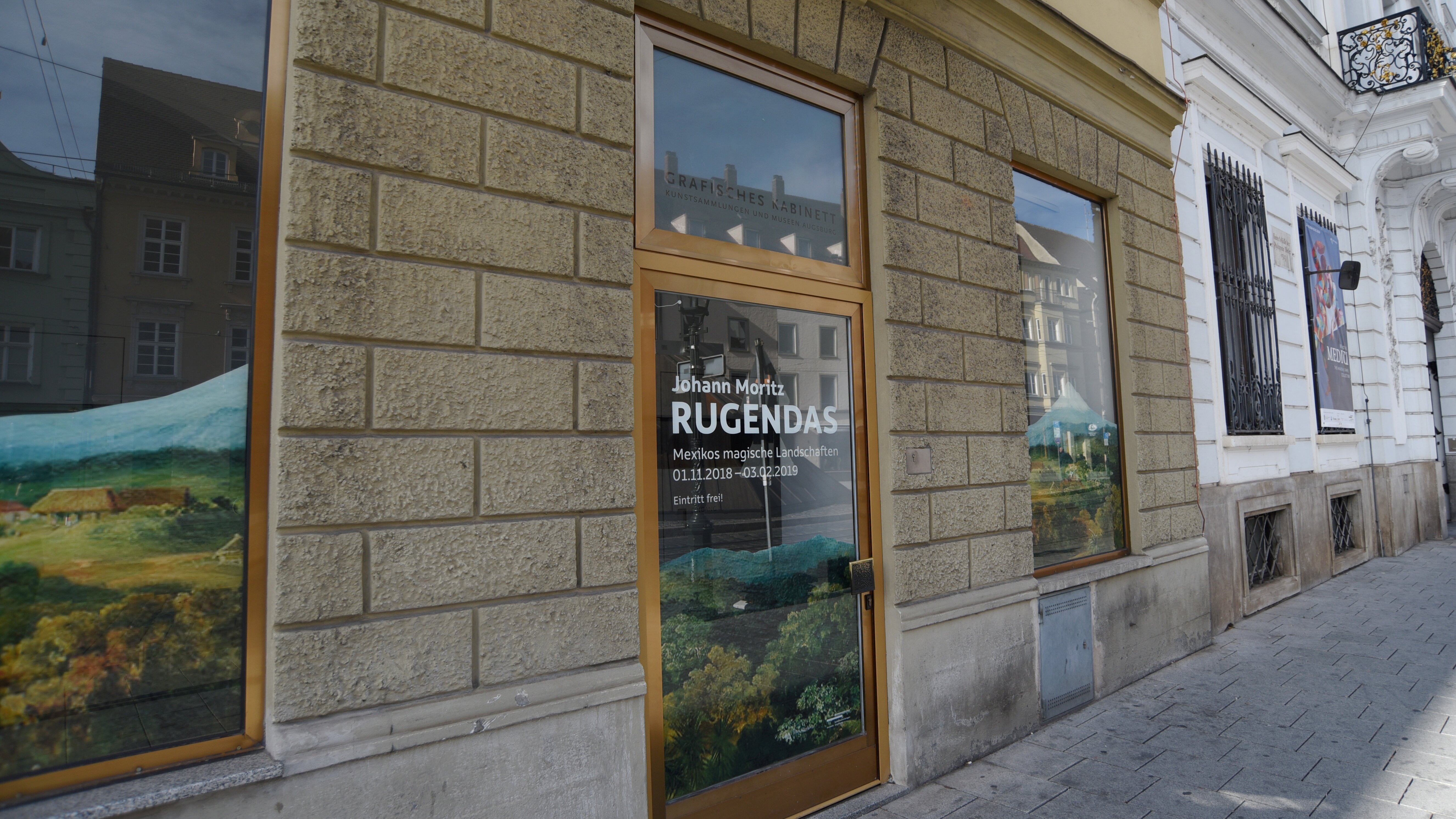 Das Foto zeigt ein Haus mit großen Schaufenstern, darin sind Kunstwerke zu sehen