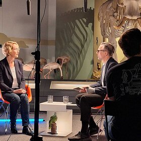 Biologin Prof. Katrin Böhning-Gaese im Gespräch mit Moderator Prof. Dr. Bertolt Meyer.