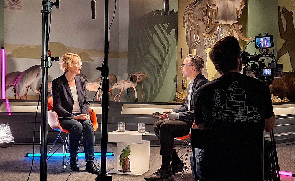 Biologin Prof. Katrin Böhning-Gaese im Gespräch mit Moderator Prof. Dr. Bertolt Meyer.