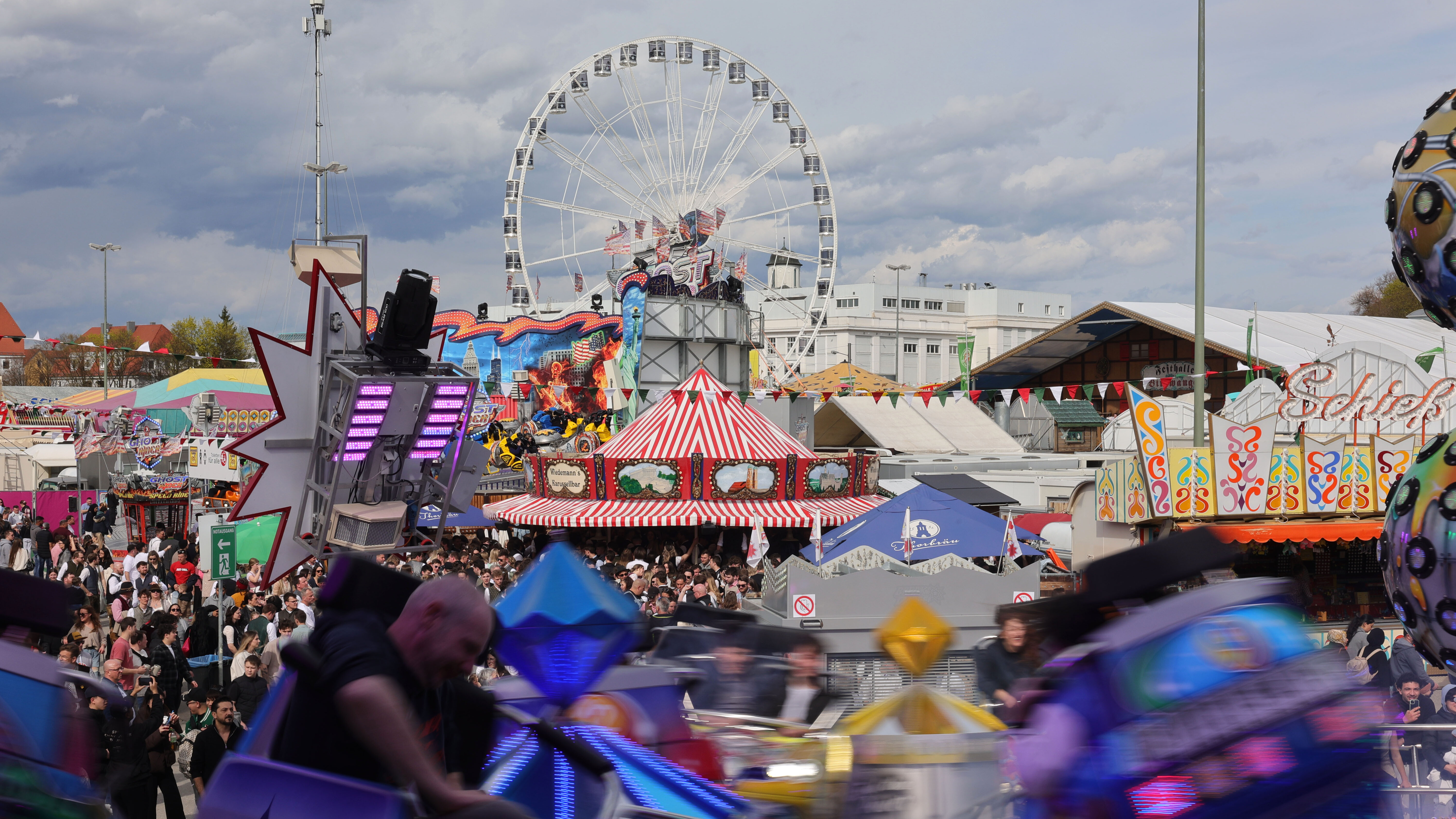 Der Augsburger Plärrer mit Karussells und Riesenrad