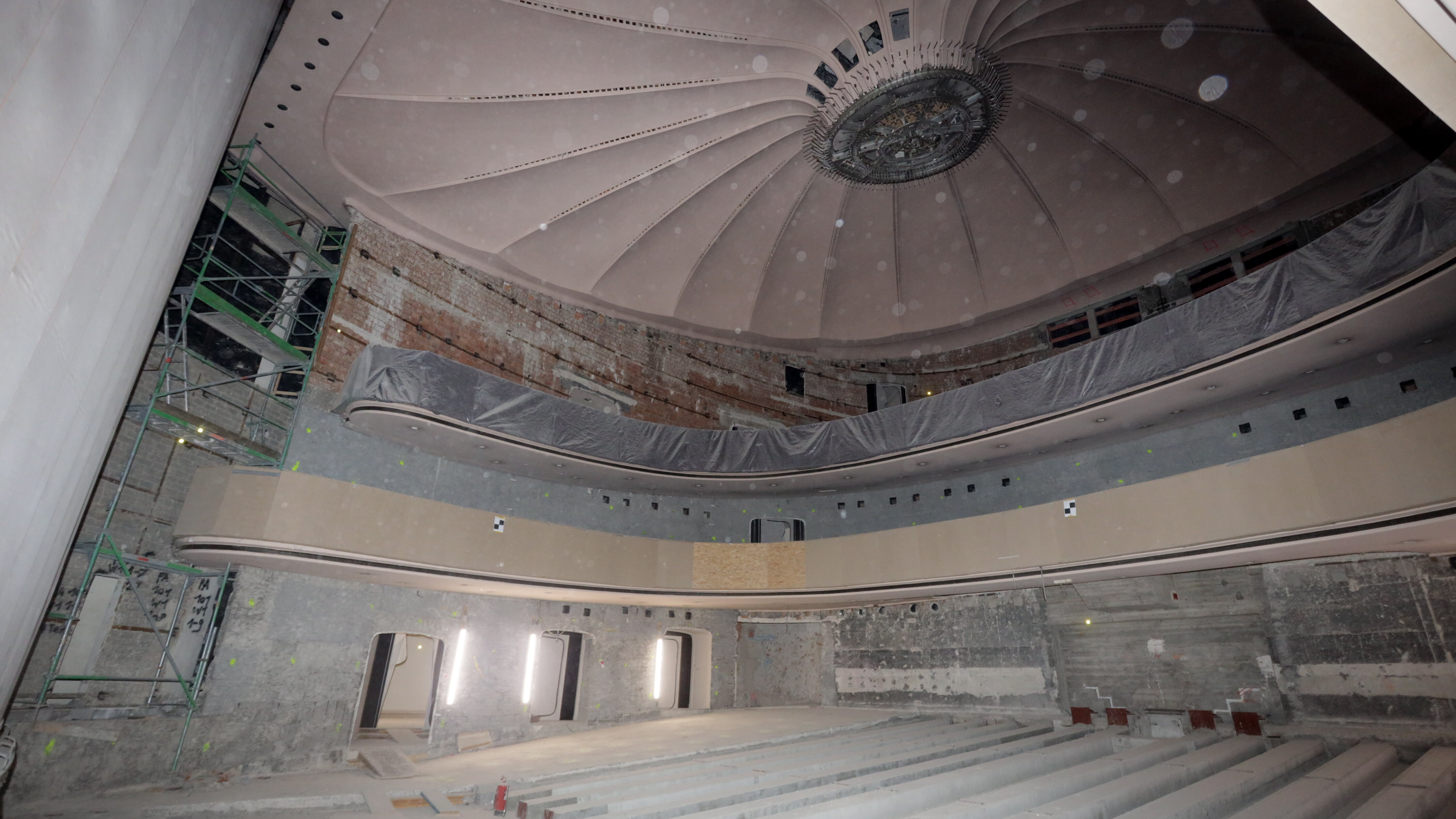 Baustelle in einem großen Theatersaal