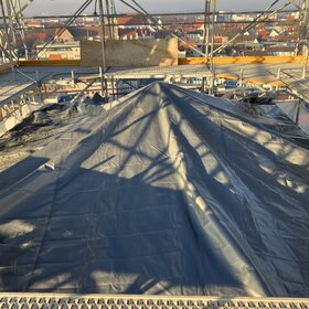 Turmplattform mit umlaufenden Gerüst, die Fläche innen ist mit einer Platikplane abgedeckt