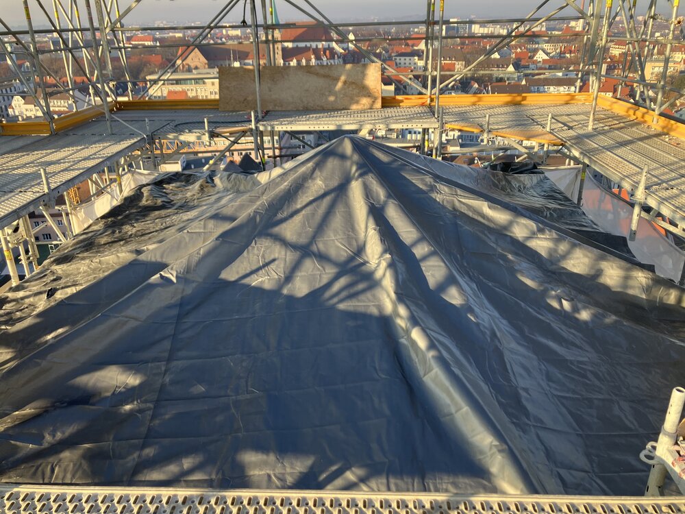 Turmplattform mit umlaufenden Gerüst, die Fläche innen ist mit einer Platikplane abgedeckt