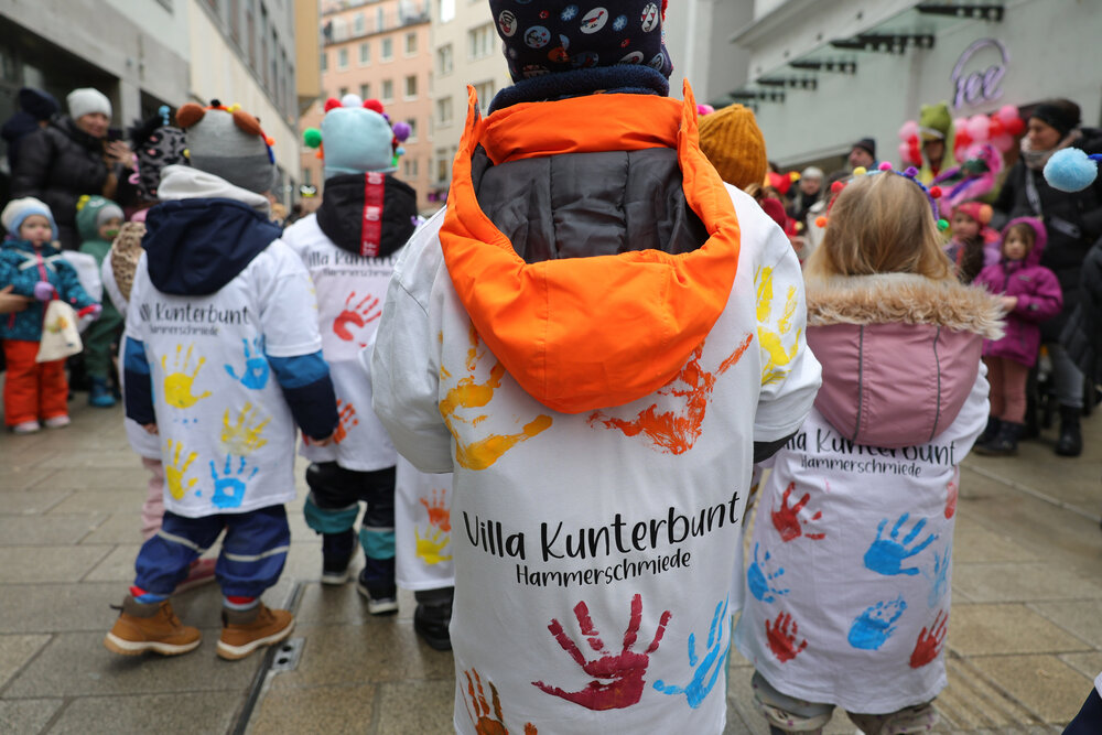 Zum vierten Mal fand am Rosenmontag 2026 in der Stadtmitte der Gaudiwurm statt.