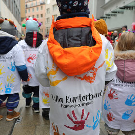Zum vierten Mal fand am Rosenmontag 2026 in der Stadtmitte der Gaudiwurm statt.