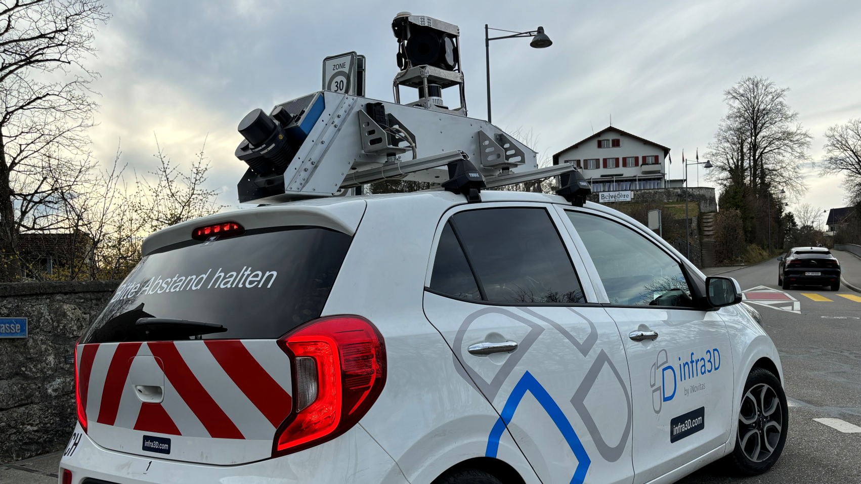 Ein Auto mit Kameras und anderen Apparaten auf dem Dach