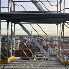 Blick über Augsburg, Gerüst mit Treppenaufgängen im Vordergrund
