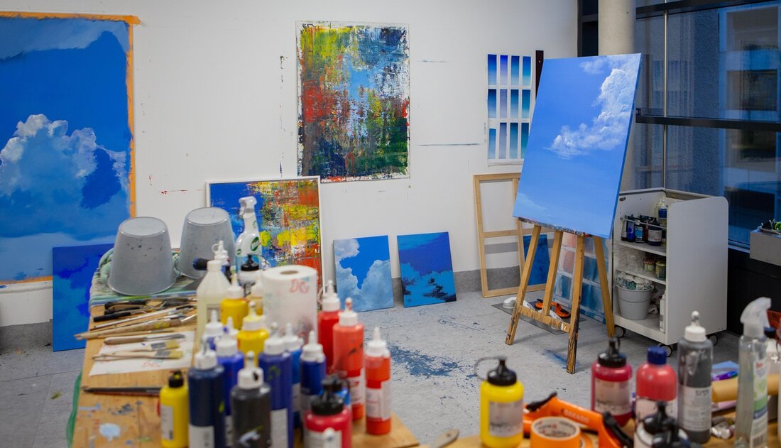 zu sehen ist ein Künstleratelier mit Leinwand und Farben im Gaswerk in Augsburg