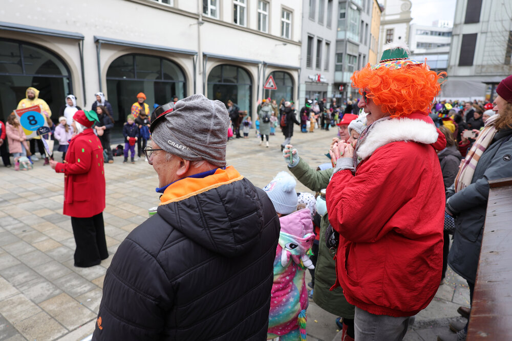 Zum vierten Mal fand am Rosenmontag 2026 in der Stadtmitte der Gaudiwurm statt. 