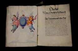 Auf fol. 3v filigrane, bildliche Darstellung zweier emporschwebender Engel, die in ihrer Mitte eine Rollwerkkartusche mit dem Emblem der Jesuiten halten.