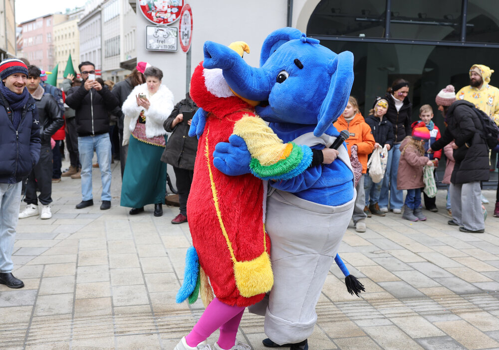Zum vierten Mal fand am Rosenmontag 2026 in der Stadtmitte der Gaudiwurm statt. 