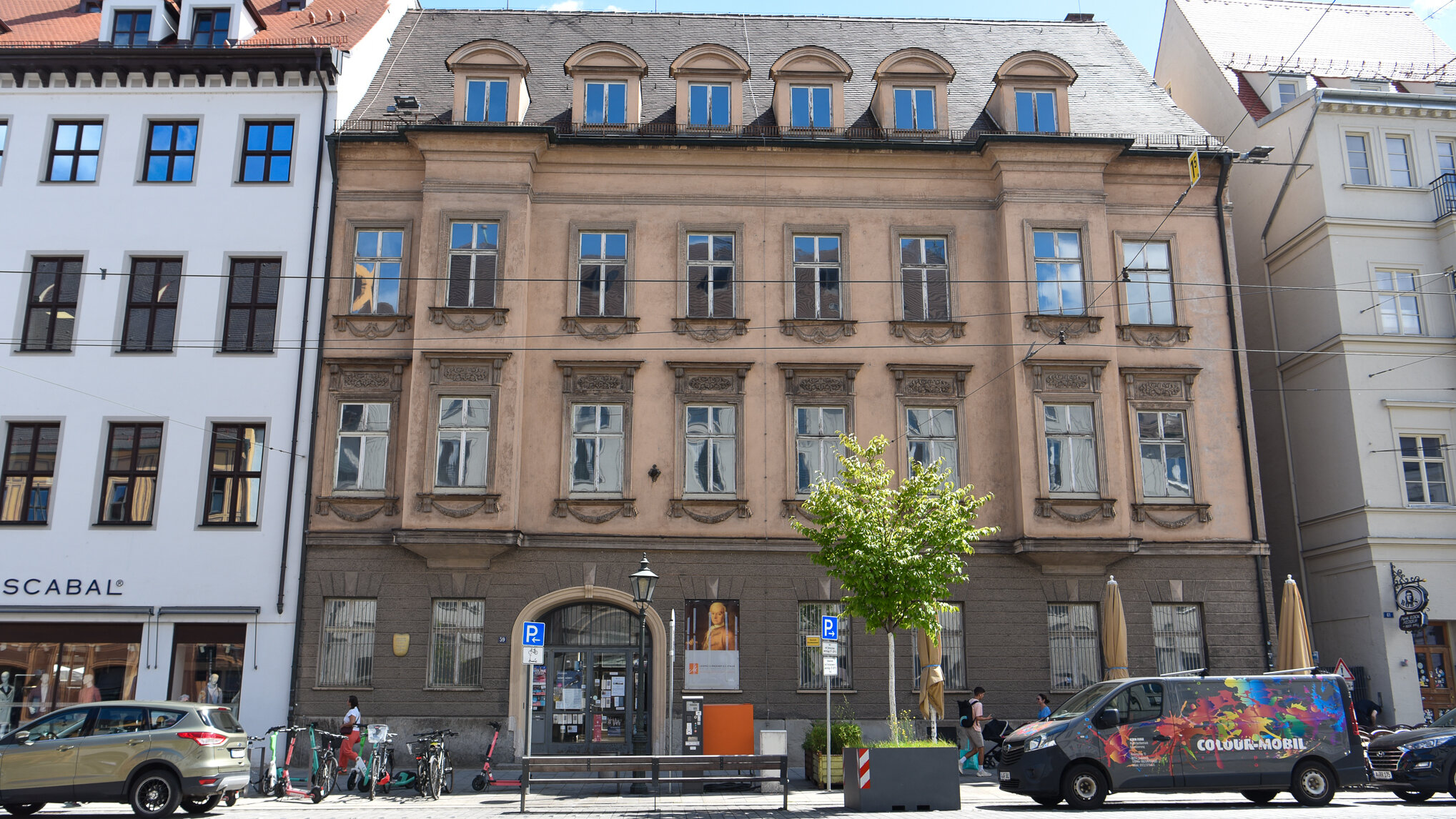 Das Foto zeigt ein großes Haus in der Maximilianstraße, das Max59