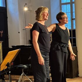 Glückliche Künstlerinnen Holzhauser und Kellner bei der Langen Kunstnacht #friedengestalten. 