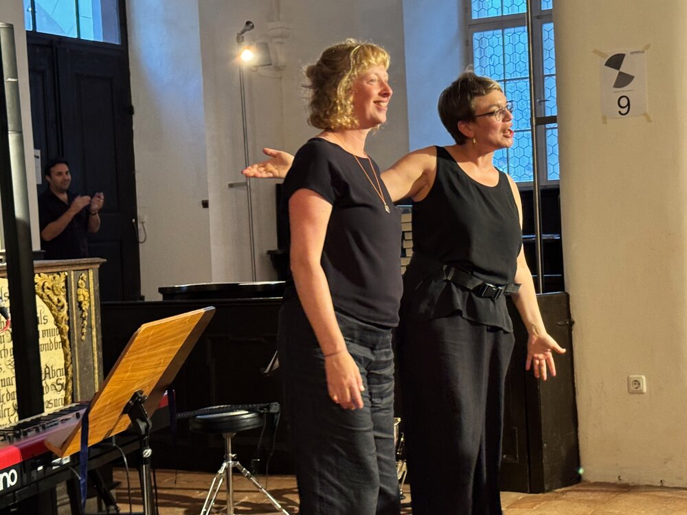 Glückliche Künstlerinnen Holzhauser und Kellner bei der Langen Kunstnacht #friedengestalten. 