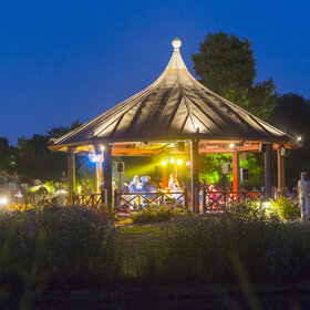 Während der Sommermonate lädt der Botanische Garten zu einem besonders romantischen Erlebnis ein: Vom 28. Juni bis zum 09. August jeweils samstags sowie am Donnerstag, den 14. August wird der Garten romantisch illuminiert und bleibt bis 24:00 Uhr geöffnet. 