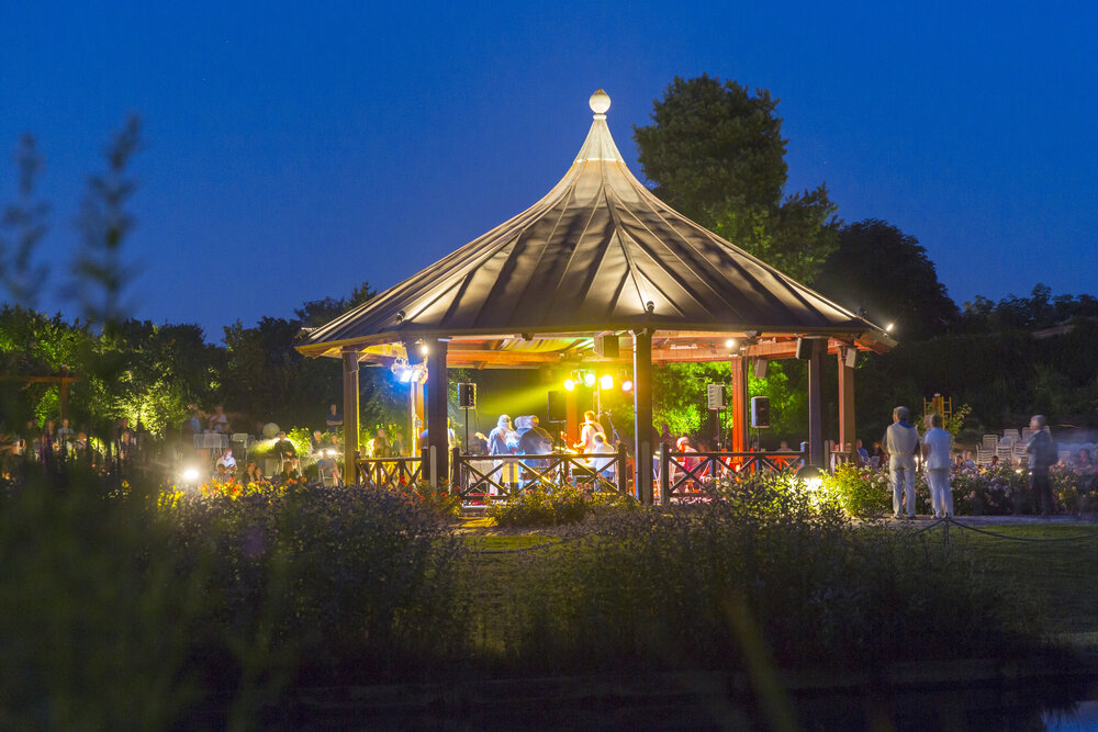Während der Sommermonate lädt der Botanische Garten zu einem besonders romantischen Erlebnis ein: Vom 28. Juni bis zum 09. August jeweils samstags sowie am Donnerstag, den 14. August wird der Garten romantisch illuminiert und bleibt bis 24:00 Uhr geöffnet. 