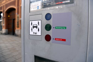 Parkautomat vor Häuserzeile
