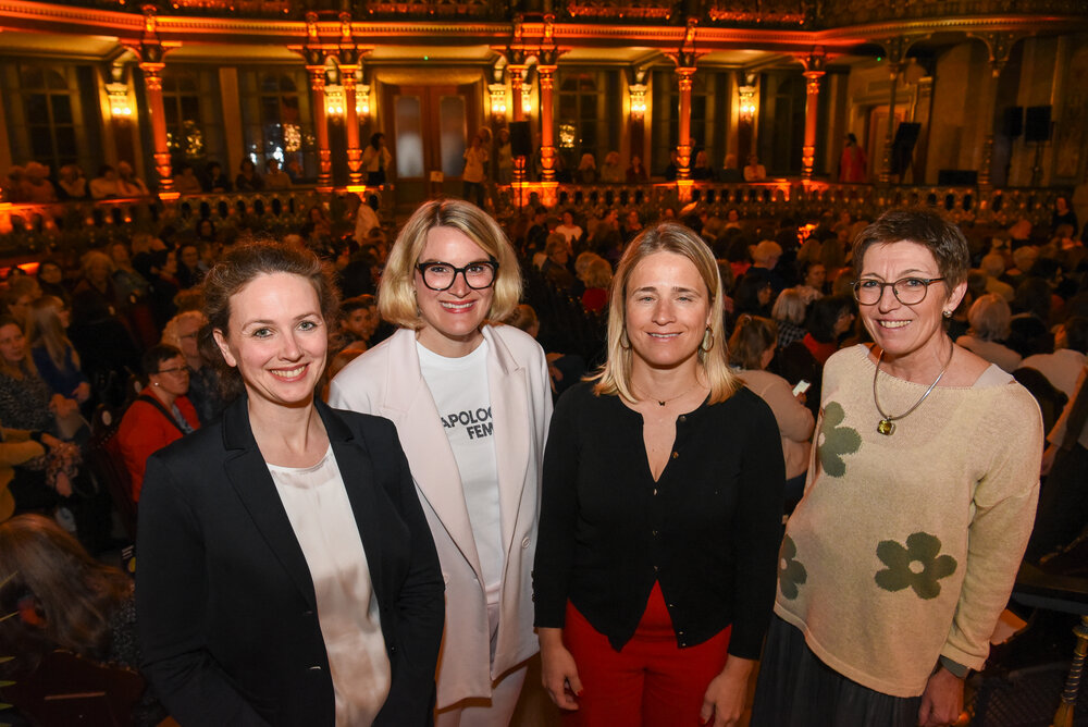 vier Frauen blicken in die Kamera