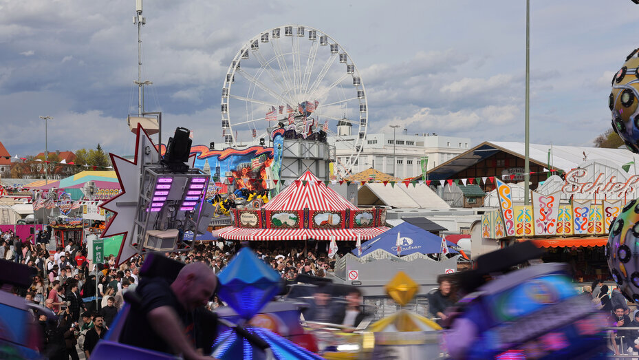 Buntes Treiben mit Bierzelt, Riesenrad und guter Stimmung