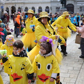 Zum vierten Mal fand am Rosenmontag 2026 in der Stadtmitte der Gaudiwurm statt. 
