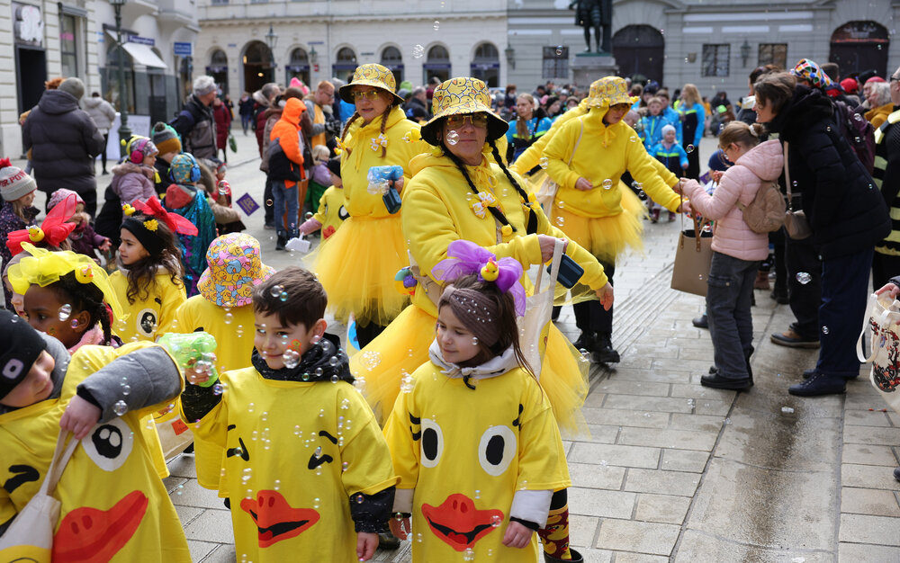 Zum vierten Mal fand am Rosenmontag 2026 in der Stadtmitte der Gaudiwurm statt. 