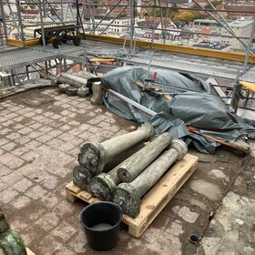 abgebaute Säulenelemente liegen auf einer Holzpalette