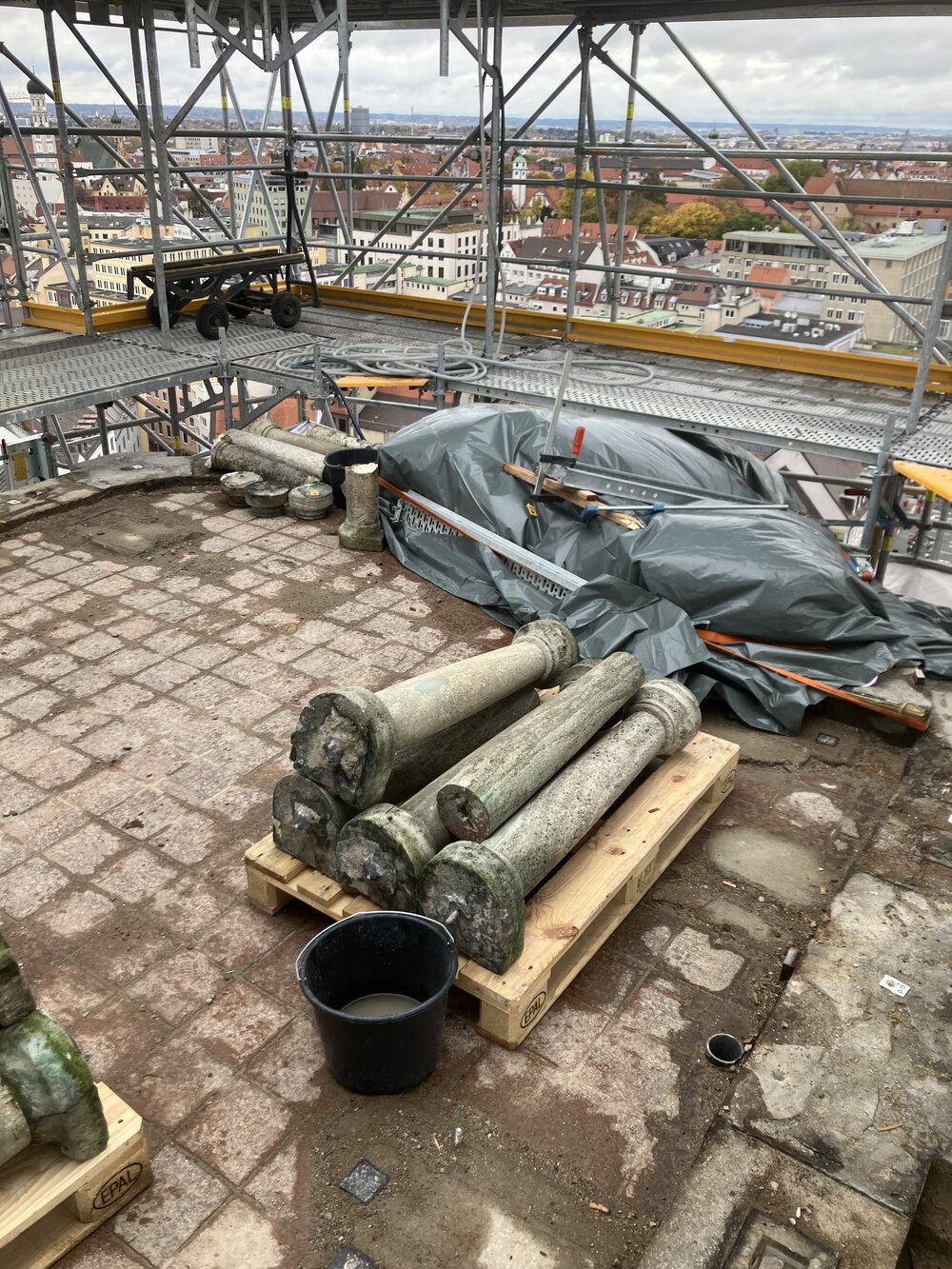 abgebaute Säulenelemente liegen auf einer Holzpalette