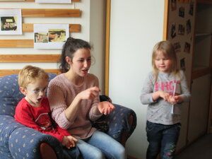 Vom portugiesischen Kinderlied bis zum koreanischen Kostüm: Kinder und ihre Mütter feierten den Internationalen Tag der Muttersprache mit verschiedenen Aktionen in der Kita Langemarckstraße