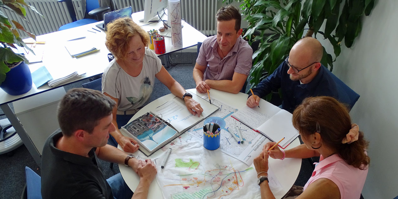 Mitarbeiter des Stadtplanungsamtes bei der Arbeit am STEK