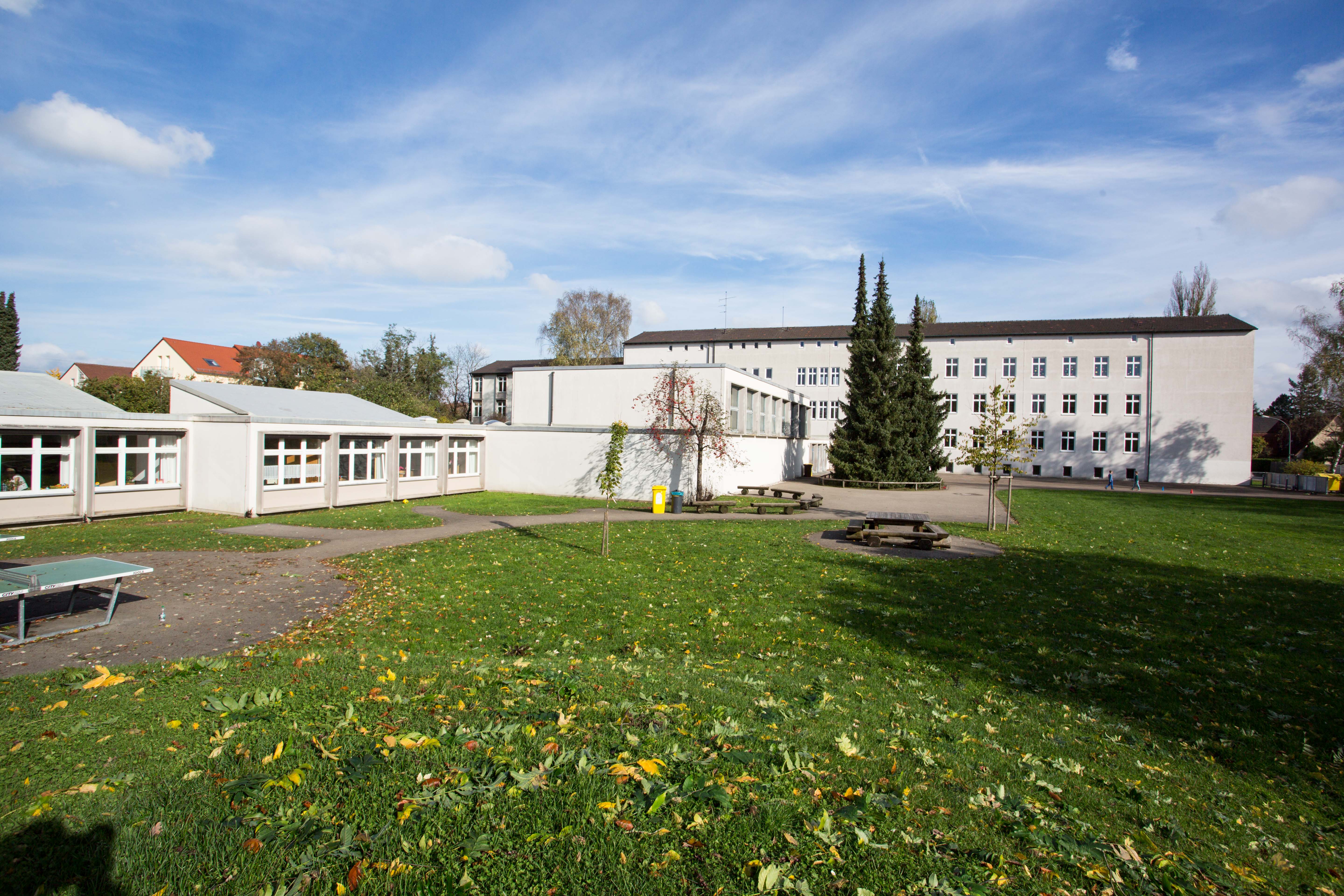 Ein Schulgebäude von außen