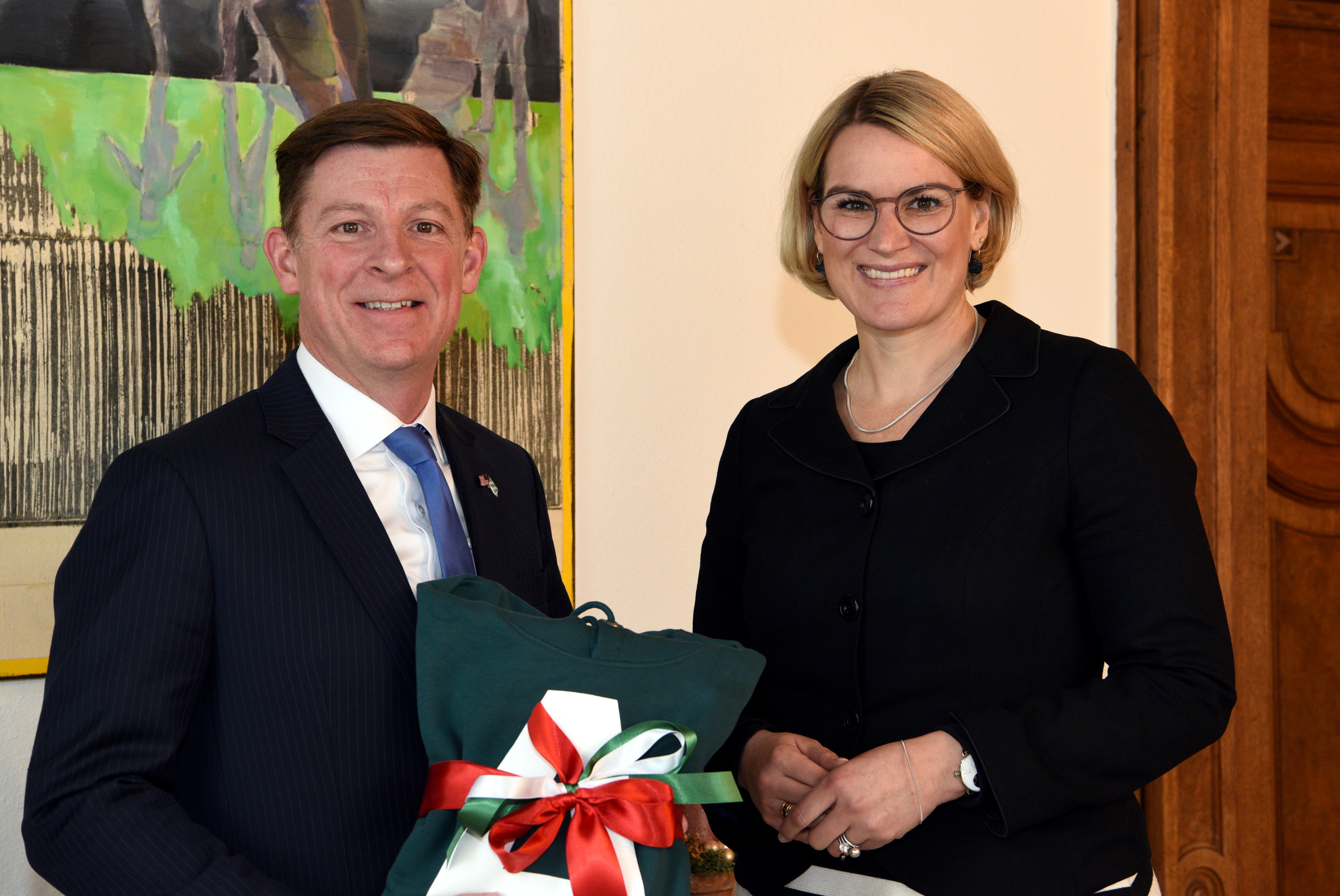 US-Generalkonsul Timothy Liston und Oberbürgermeisterin Eva Weber. Foto: Ruth Plössel/Stadt Augsburg