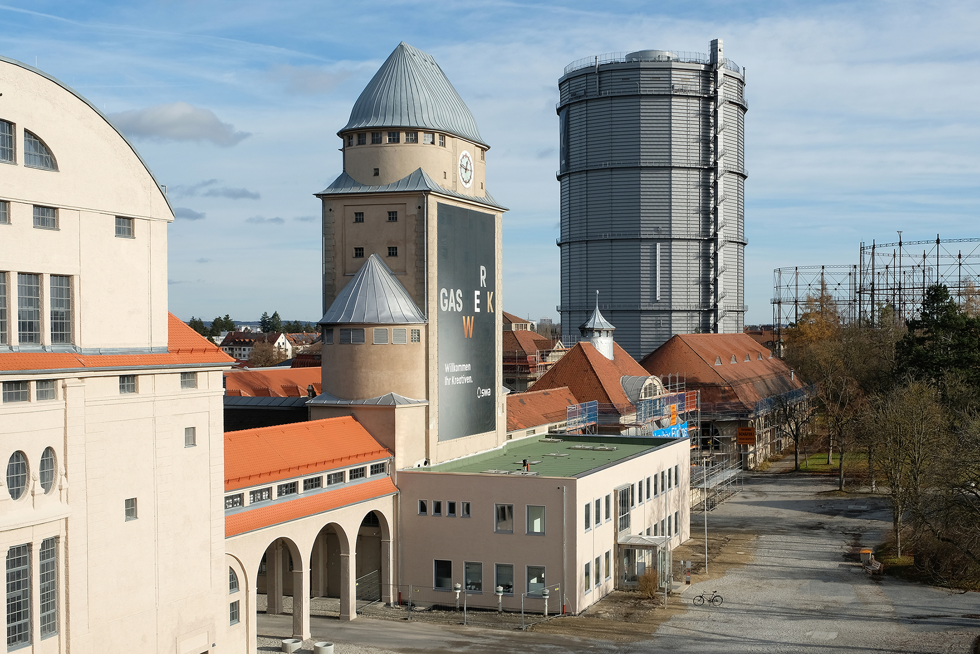 Luftaufnahme von mehreren historischen Gebäuden des Alten Gaswerks. 