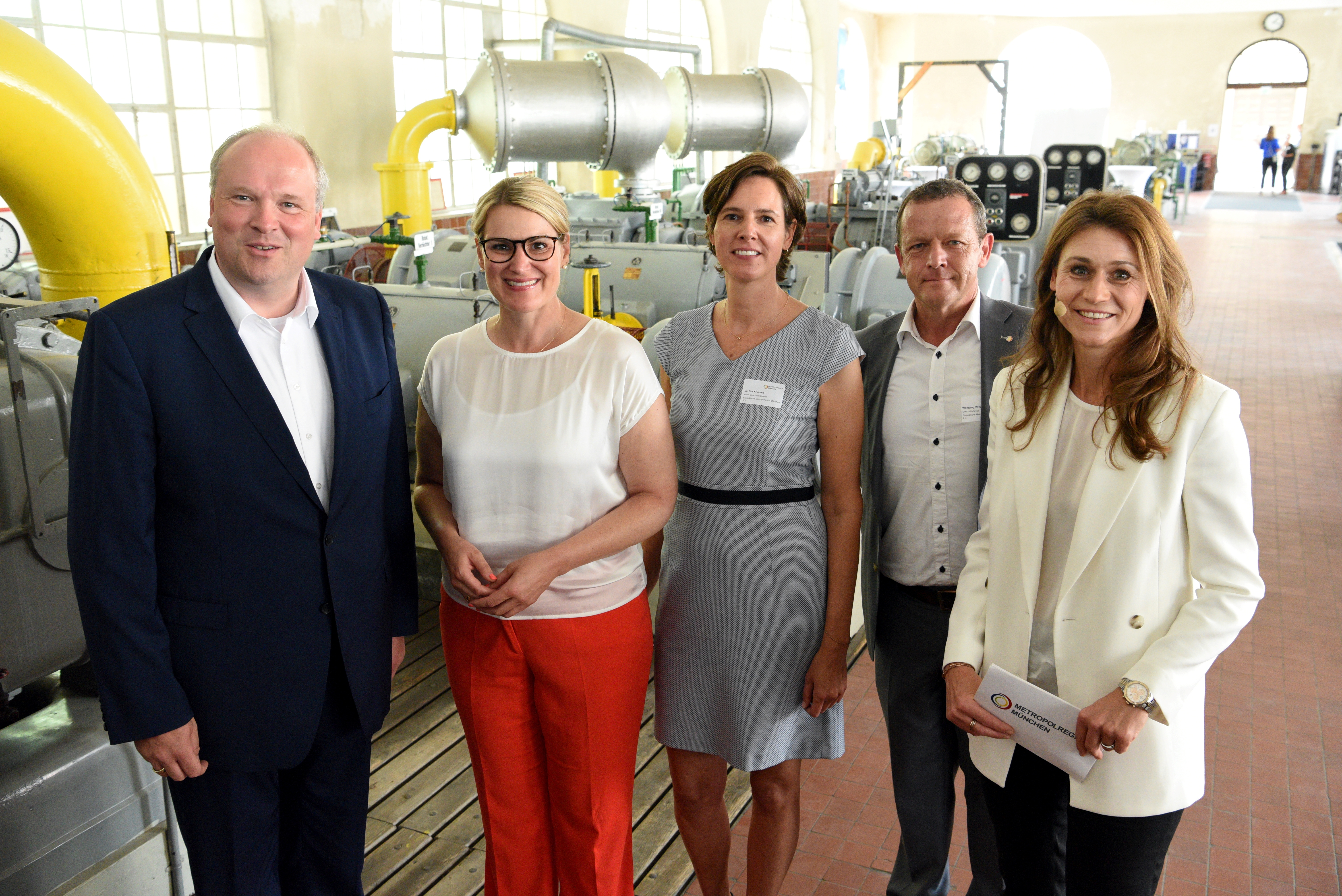 Fünf Personen stehen im Gaswerk vor historischen Maschinen