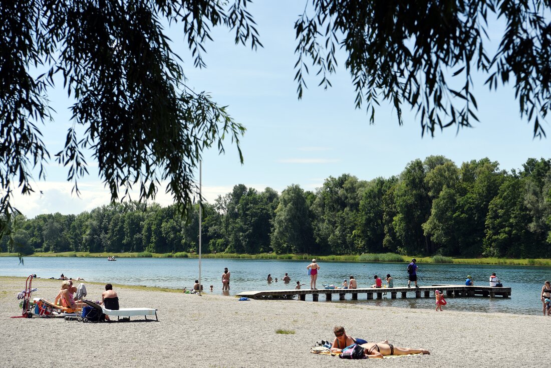 Menschen in Badekleidung am Kuhsee. 