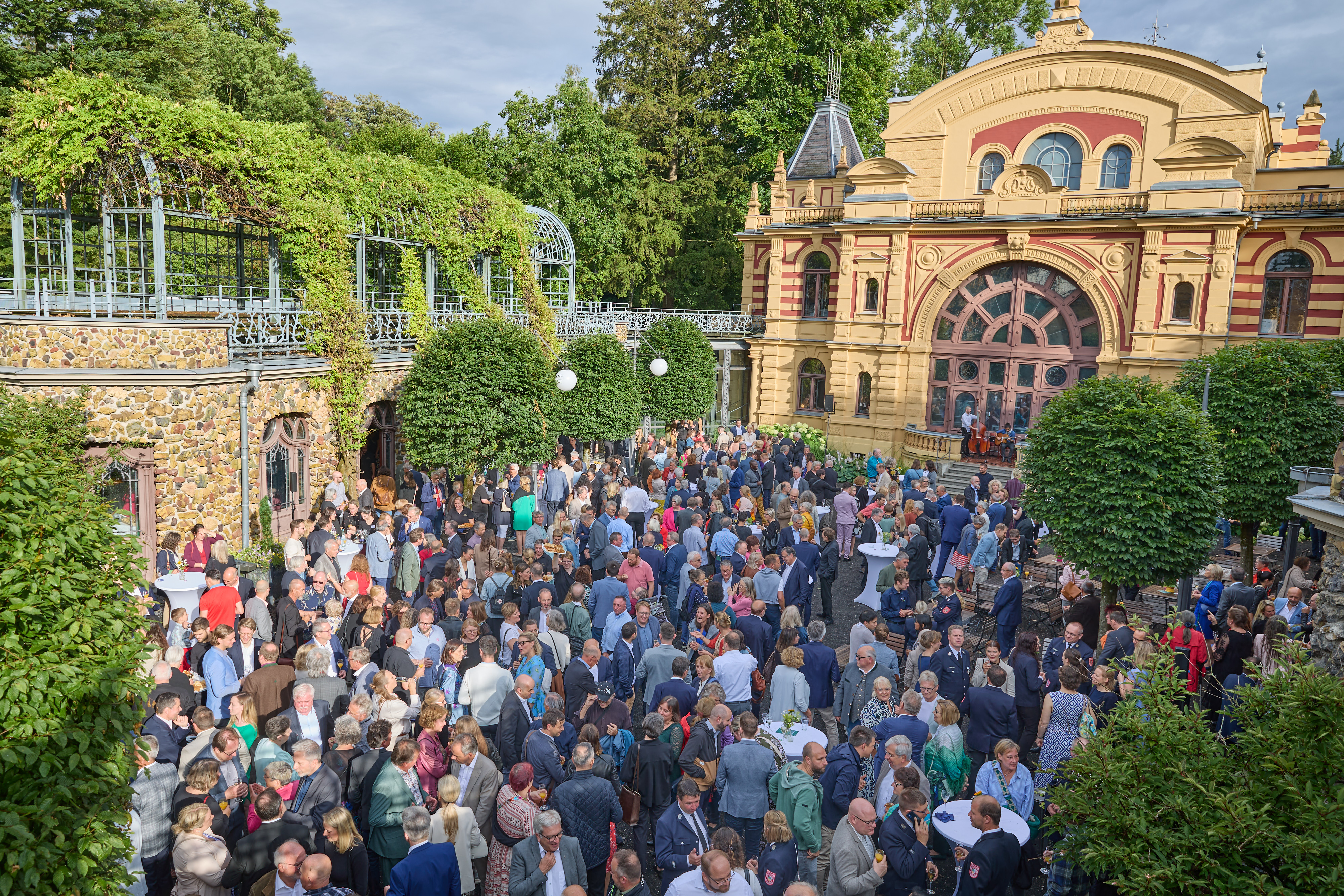 Etwa 200 Menschen feiern vor dem Kurhaus