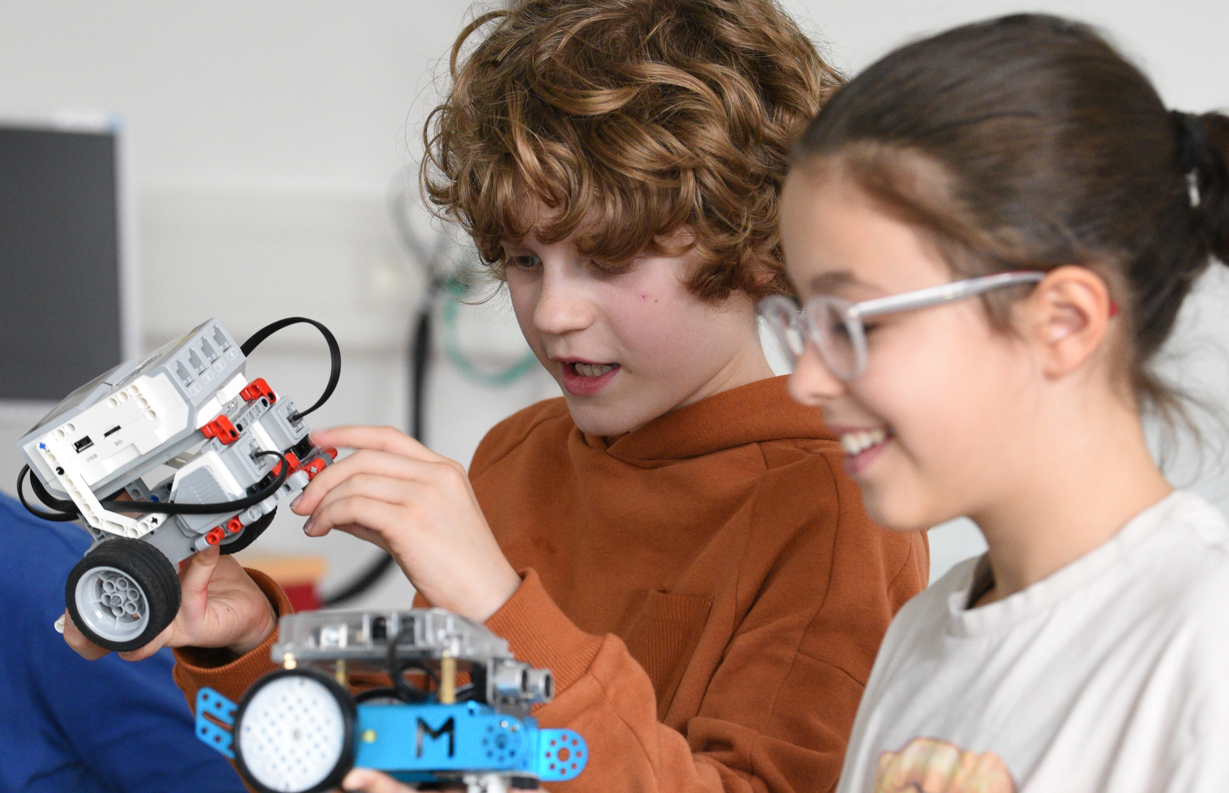 Zwei Kinder bauen ein Objekt aus Legotechnik.