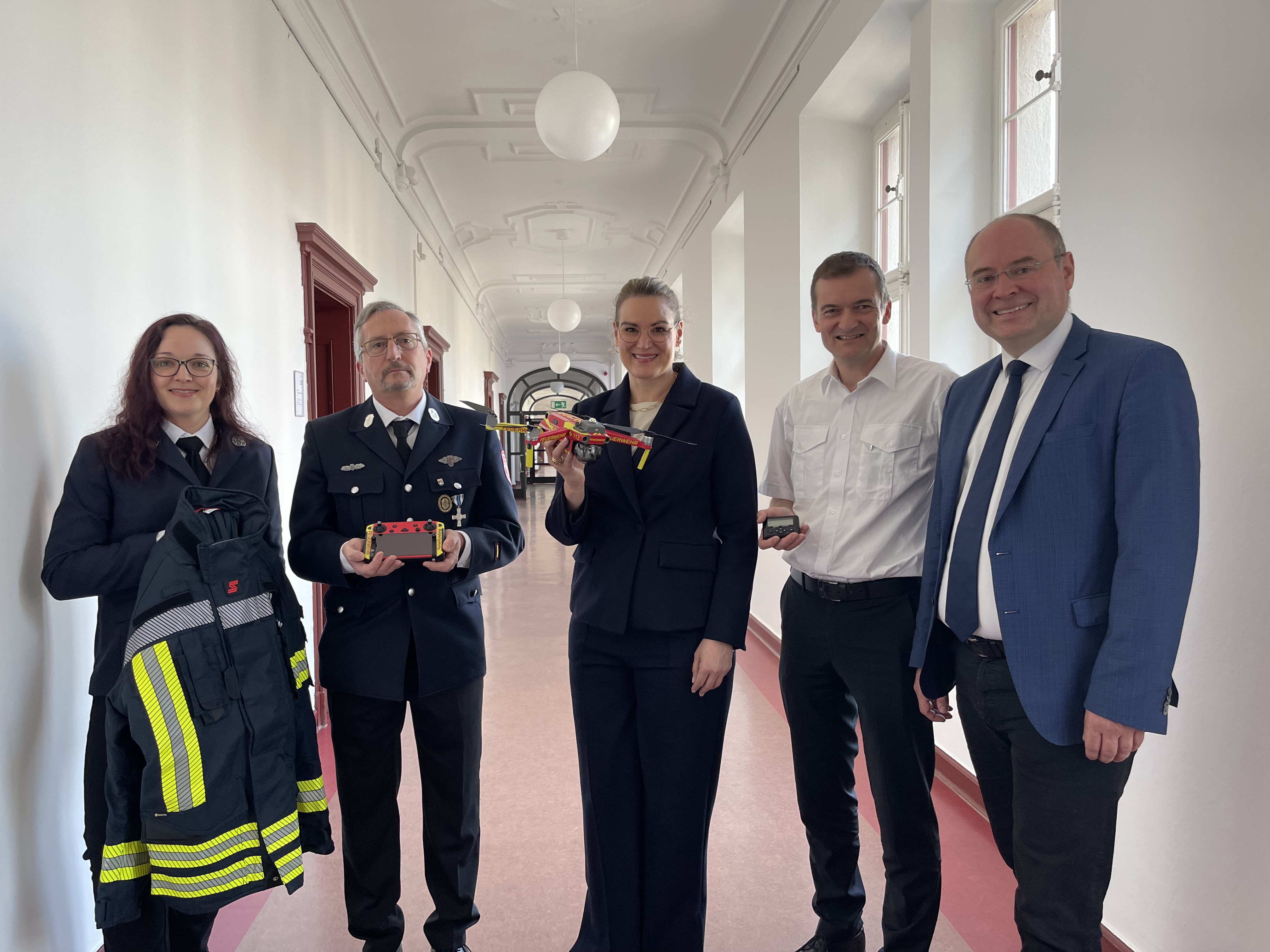 Eine Gruppenfoto von Alexandra Ernst, Vorstandsvorsitzende der FFW Lechhausen, Kommandant Franz Ranzinger, Oberbürgermeisterin Eva Weber, Dr. Andreas Graber, Leiter der Berufsfeuerwehr, und Ordnungsreferent Frank Pintsch.