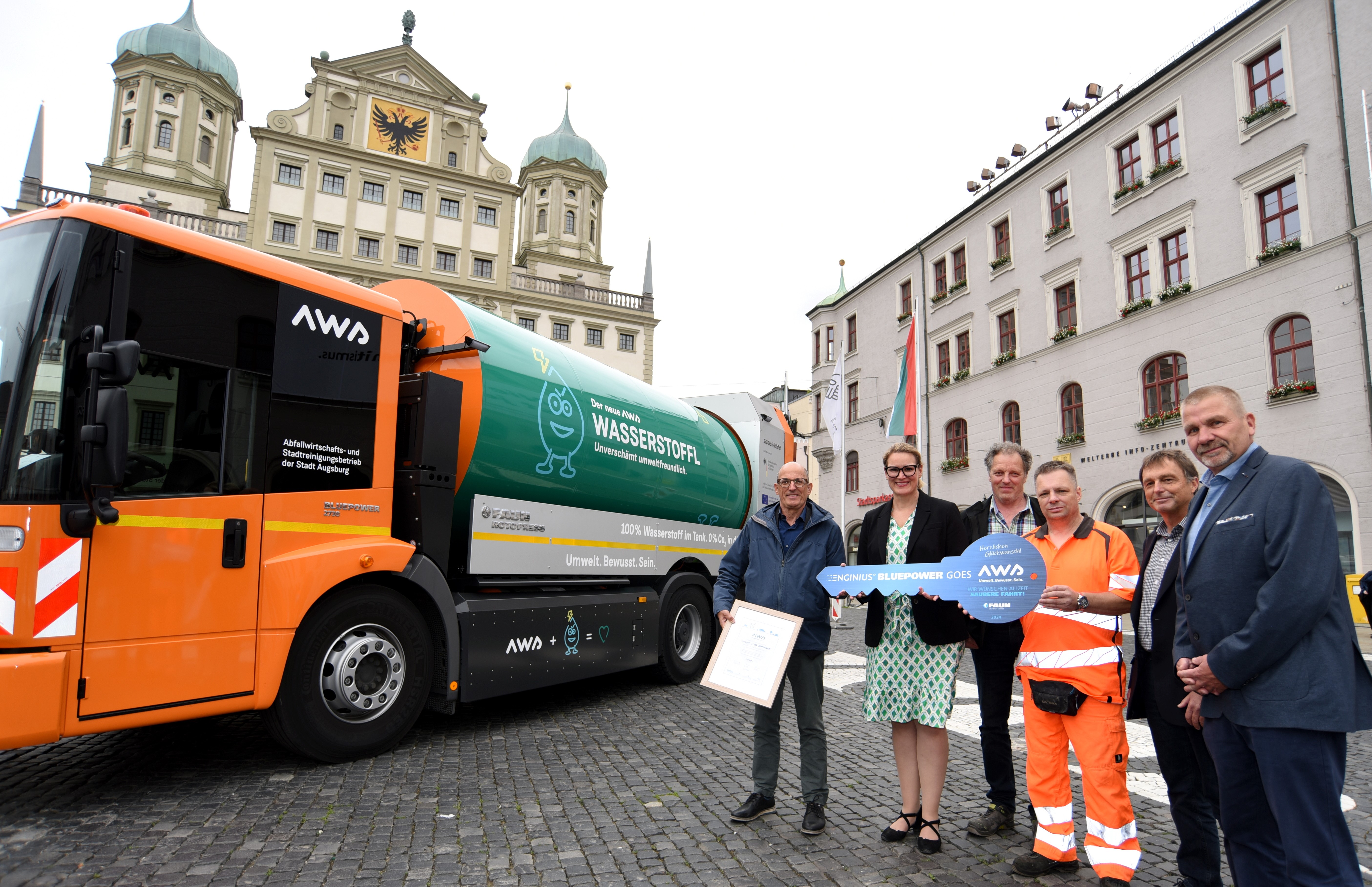 Reiner Erben, OB Eva Weber, Gerhard Meier (aws), Fahrer Rik Frickinger (aws), Werner  Mayr (aws) und Markus Engbert (Firma Faun Umwelttechnik) stehen vor dem neuen Tonnenfahrzeug.