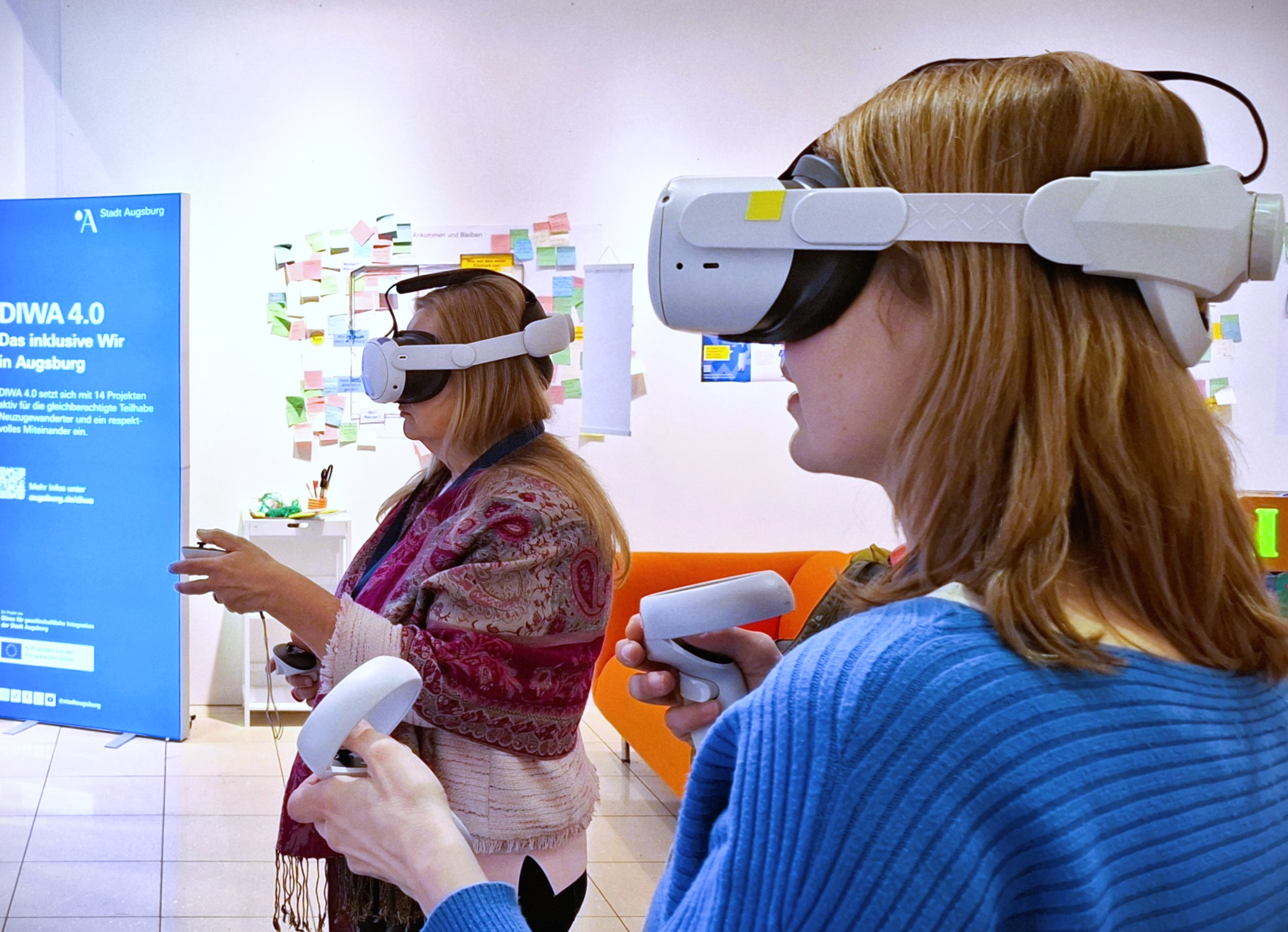 zwei Frauen mit VR-Brille halten Tastaturen