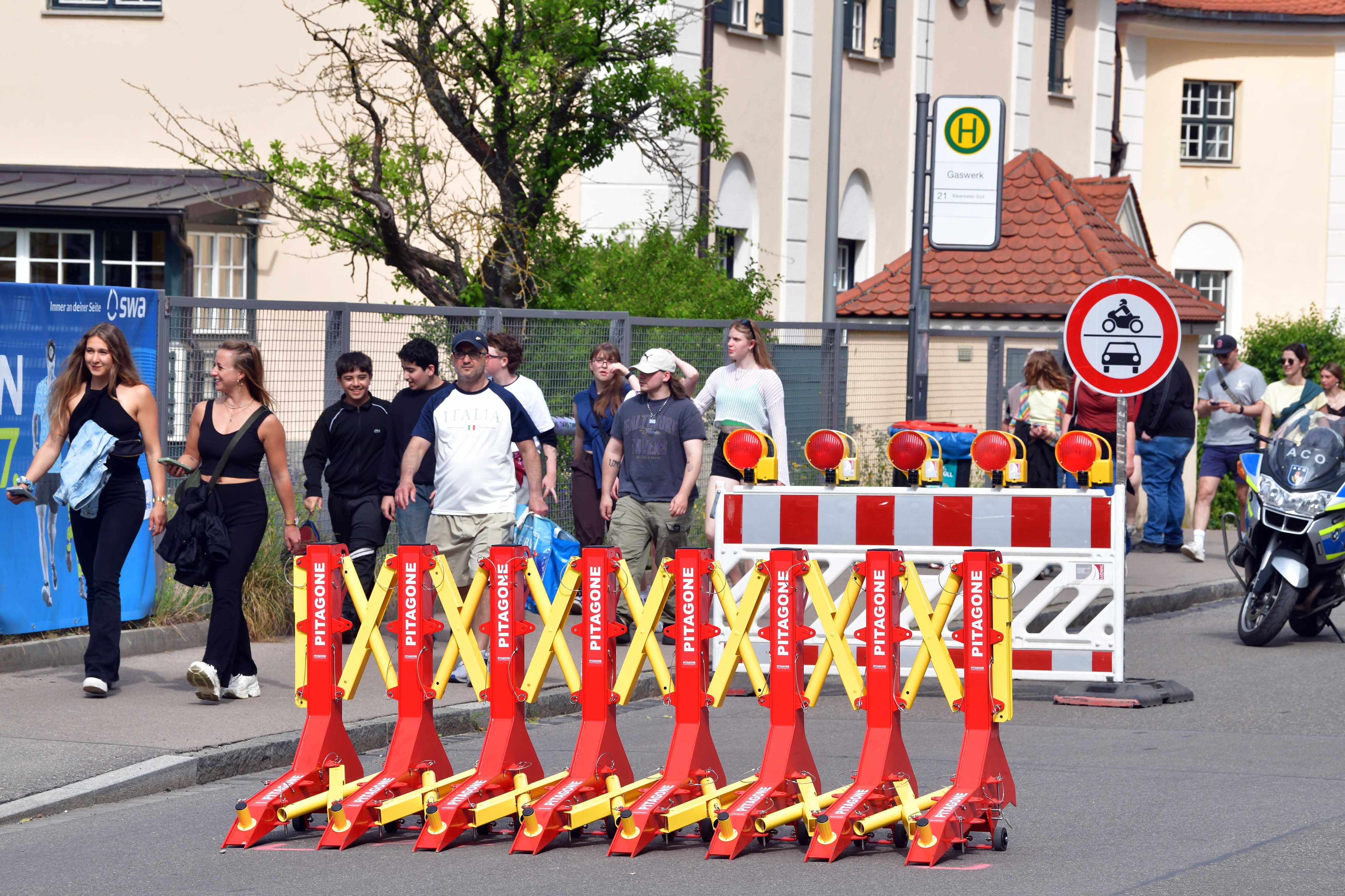 Besuchende gehen an den neuen Sperrsystemen vorbei