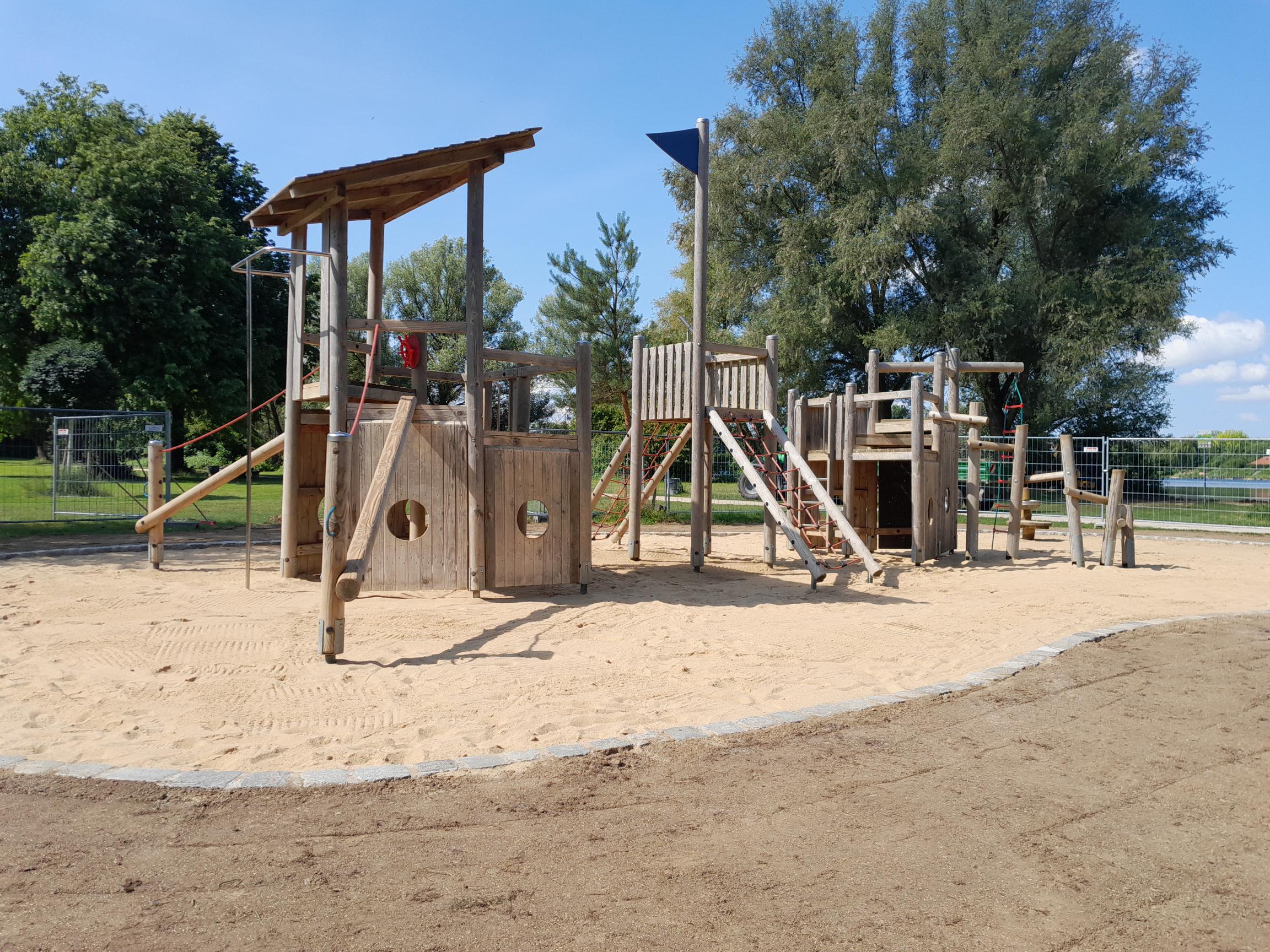 Spielplatz mit Spielgerät aus Holz