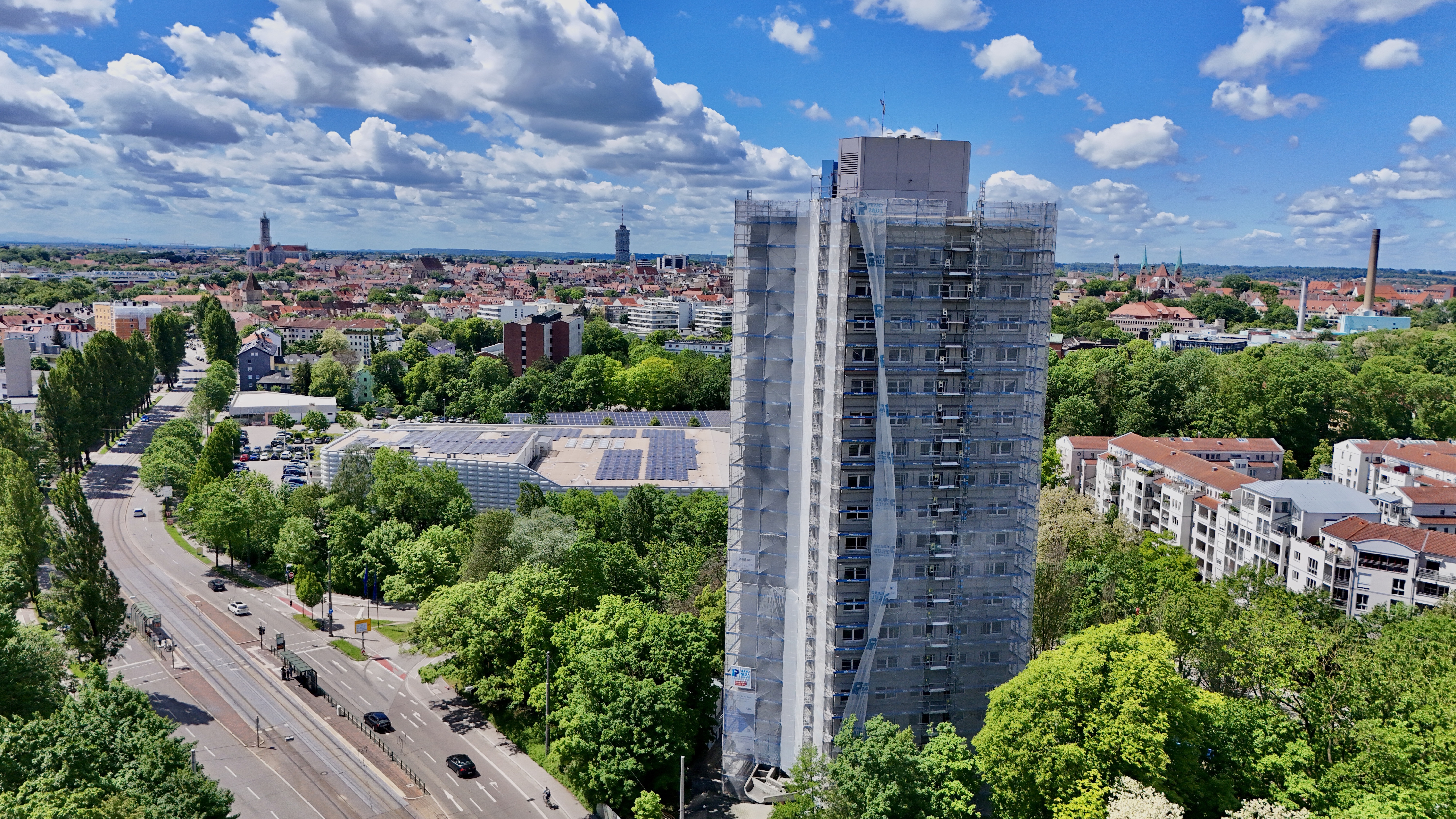 Auf dem Bild ist die eingerüstete Studierendenwohnanlage Lechbrücke zu sehen