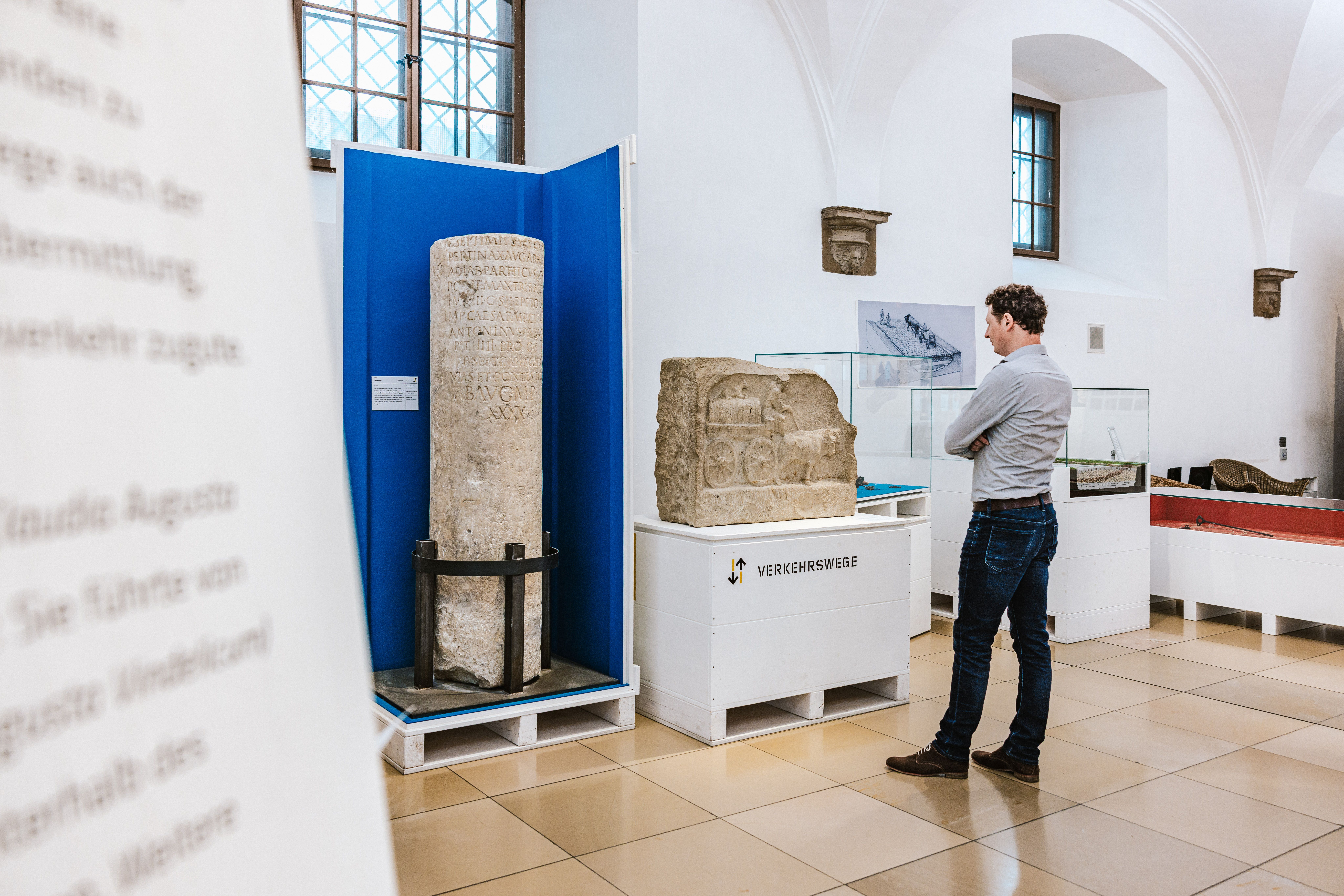 Blick in die Ausstellung Römerlager mit Ochsenkarren-Relief.