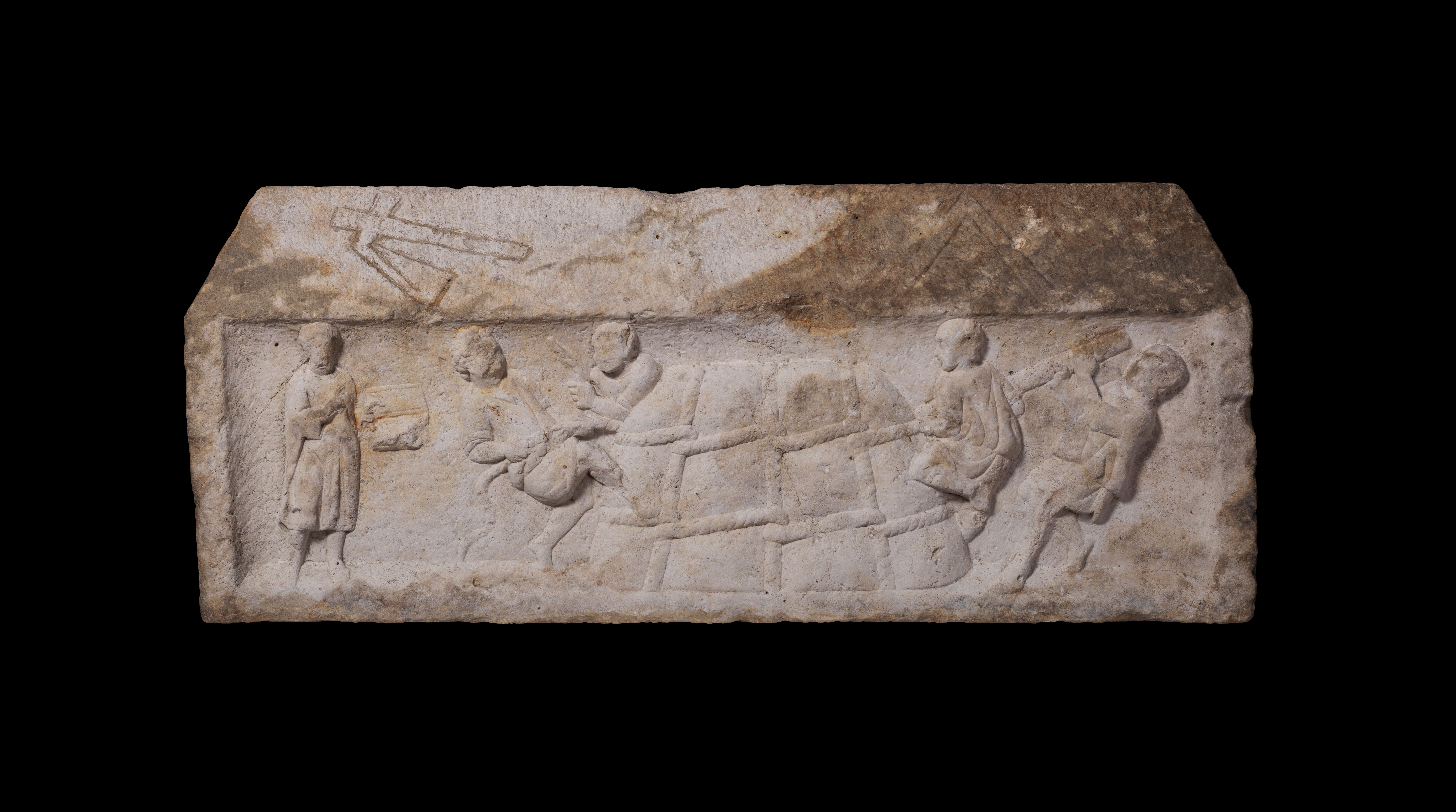 Relief eines Pfeilergrabmals mit Darstellung einer Textilballen-Verschnürung.