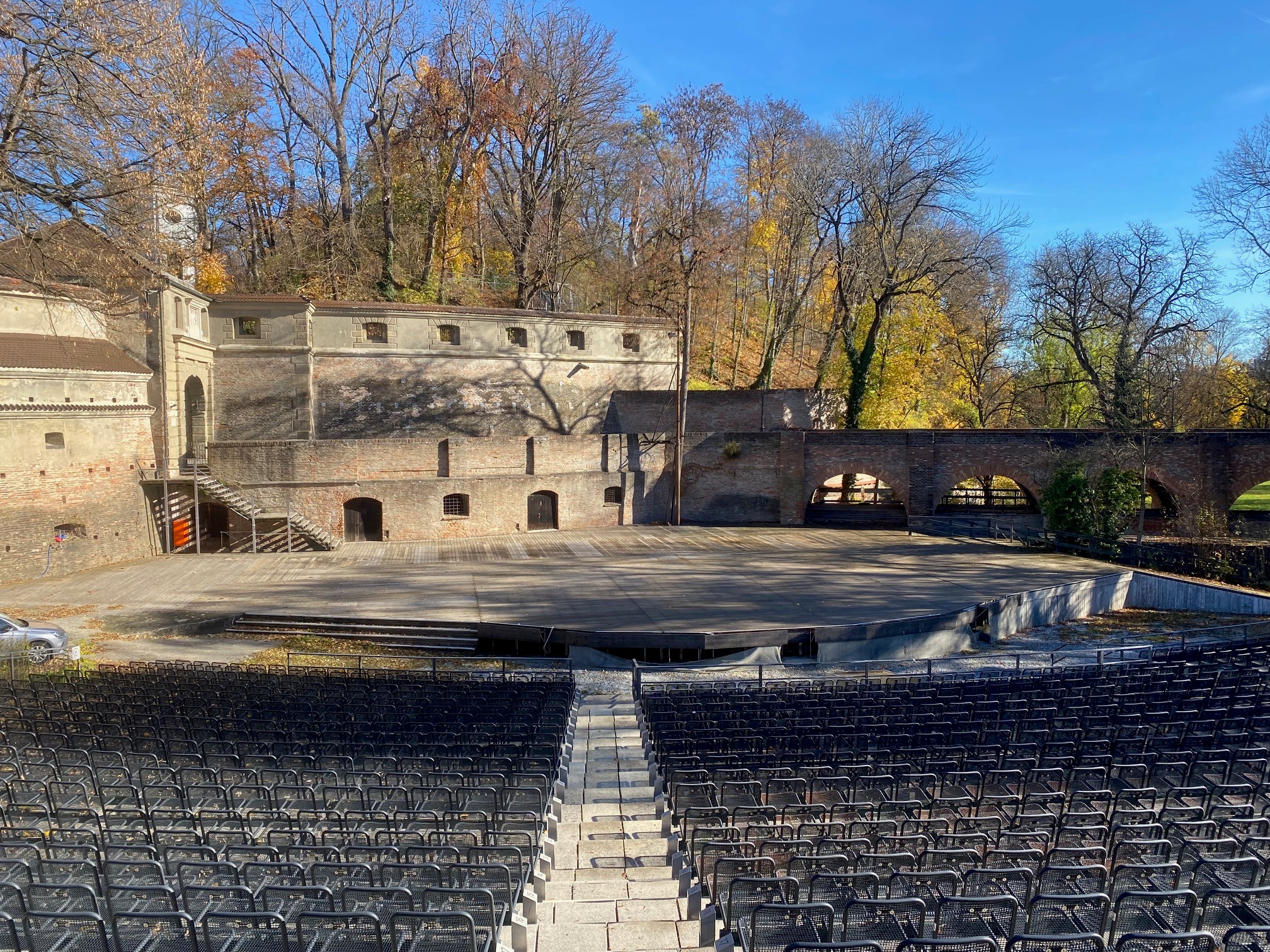 Die leere Freilichtbühnemit Blick auf die Bühne und leere Zuschauerränge