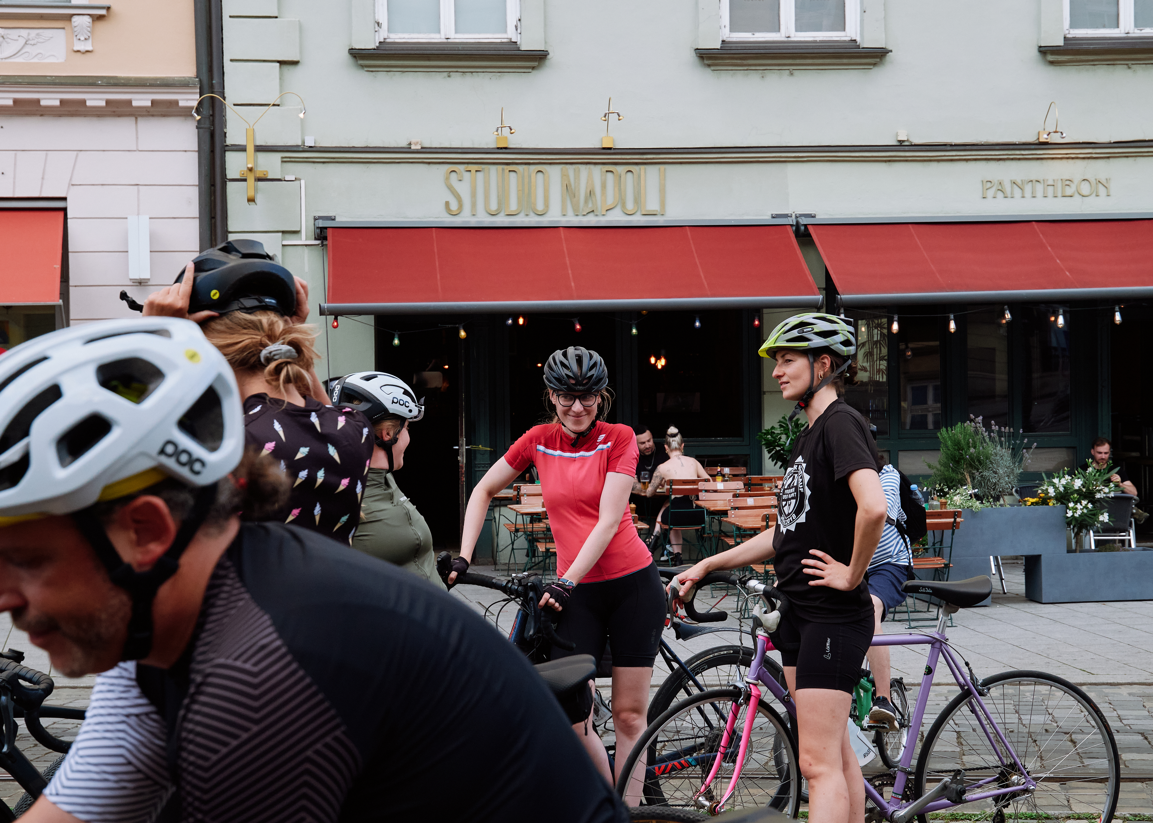 eine Gruppe von Radfahrenden steht in der Maximilianstraße zur Abfahrt bereit