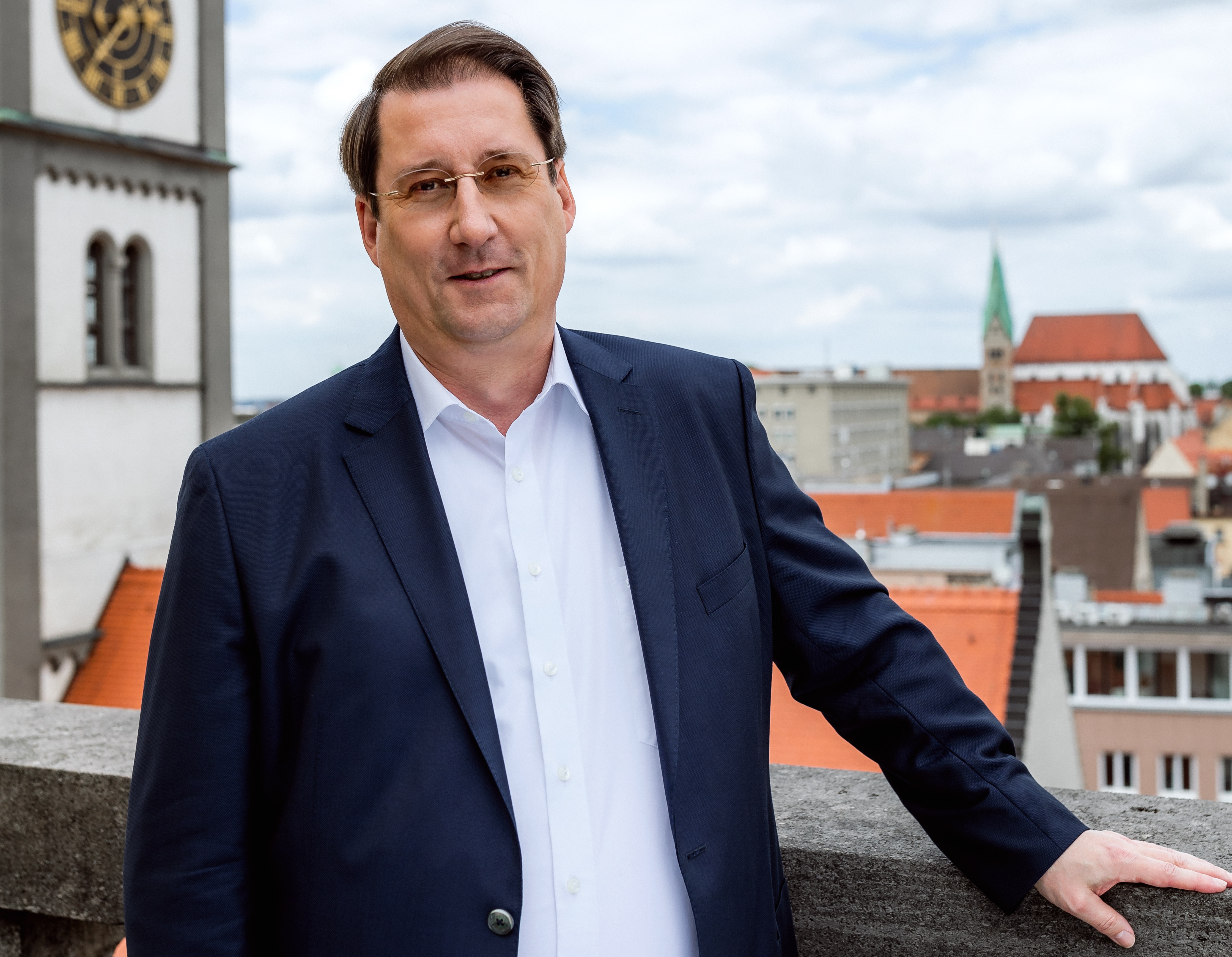 Finanzreferent Roland Barth auf der Dachterrasse des Rathauses.