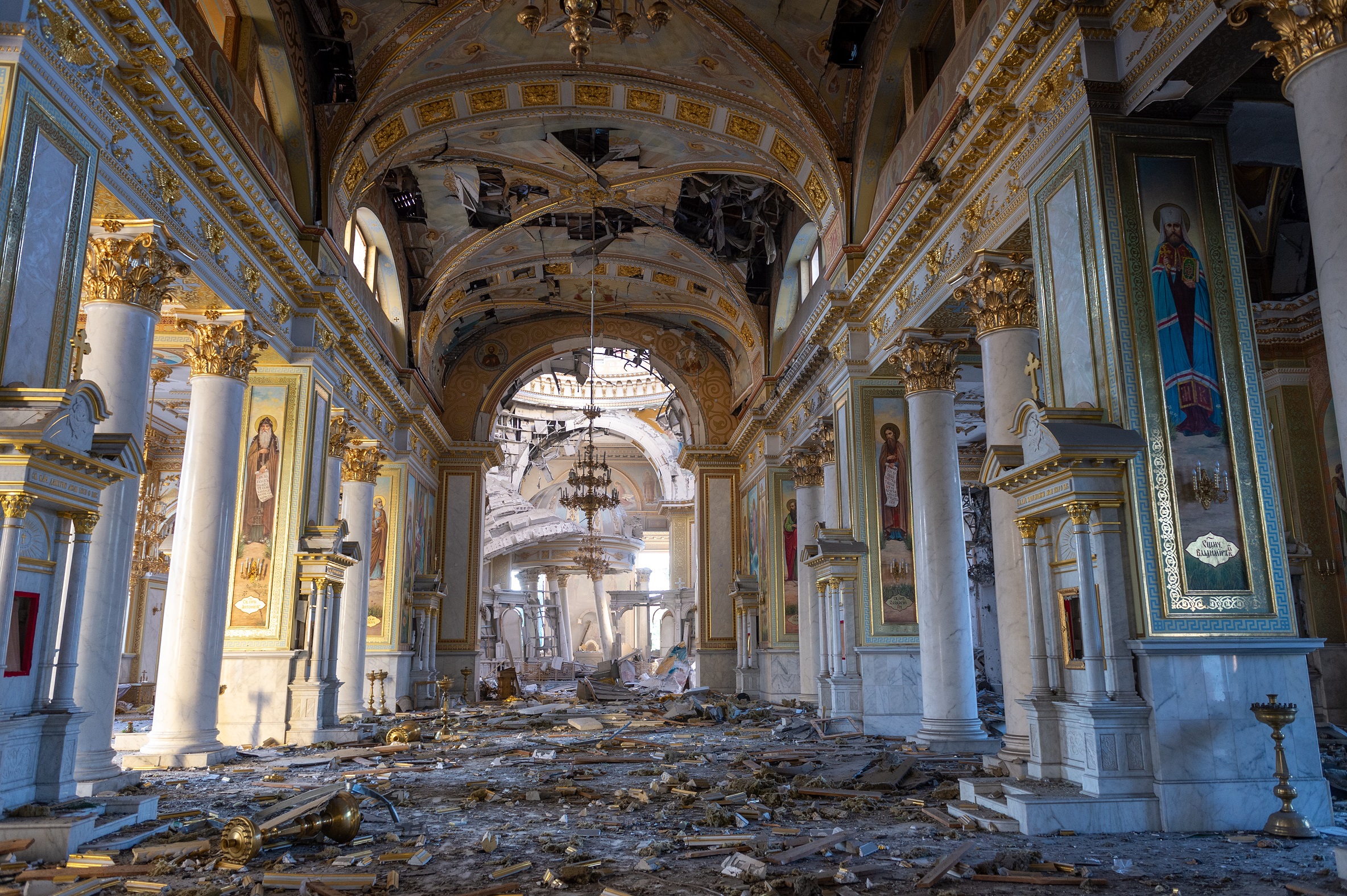 Eine zerstörte Basilika von Innen. 