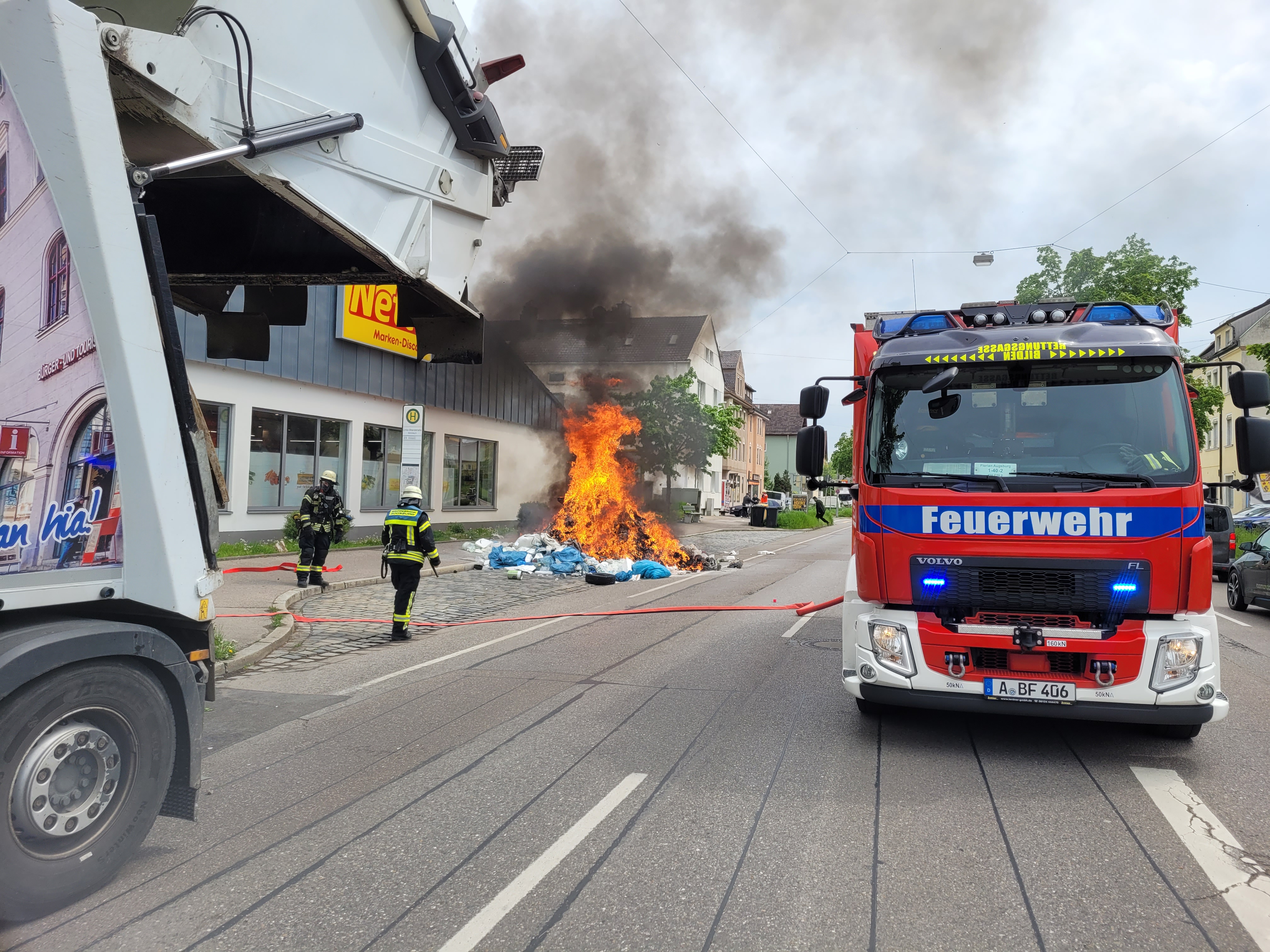 Augsburg, Mülltonnen in Brand gesteckt - Polizei ermittelt